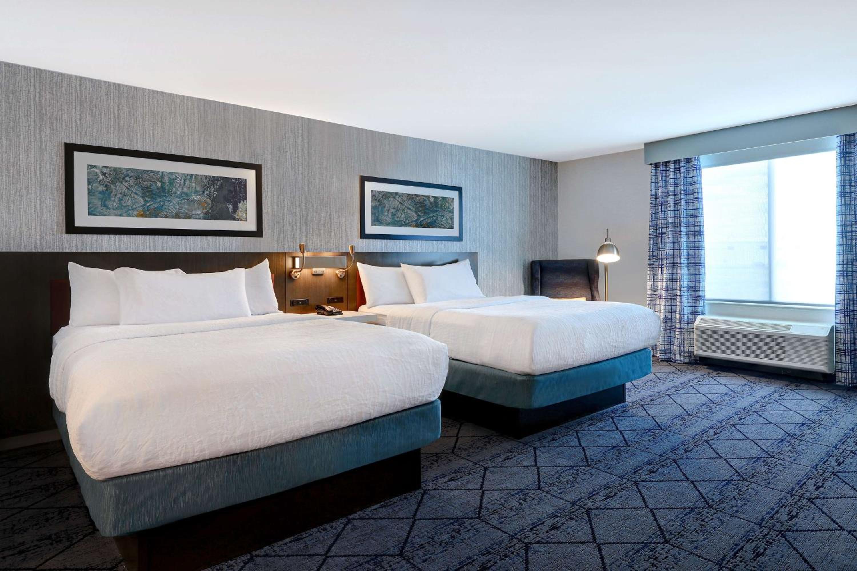 Deluxe Queen Room with Two Queen Beds - Non-Smoking - Photo 5