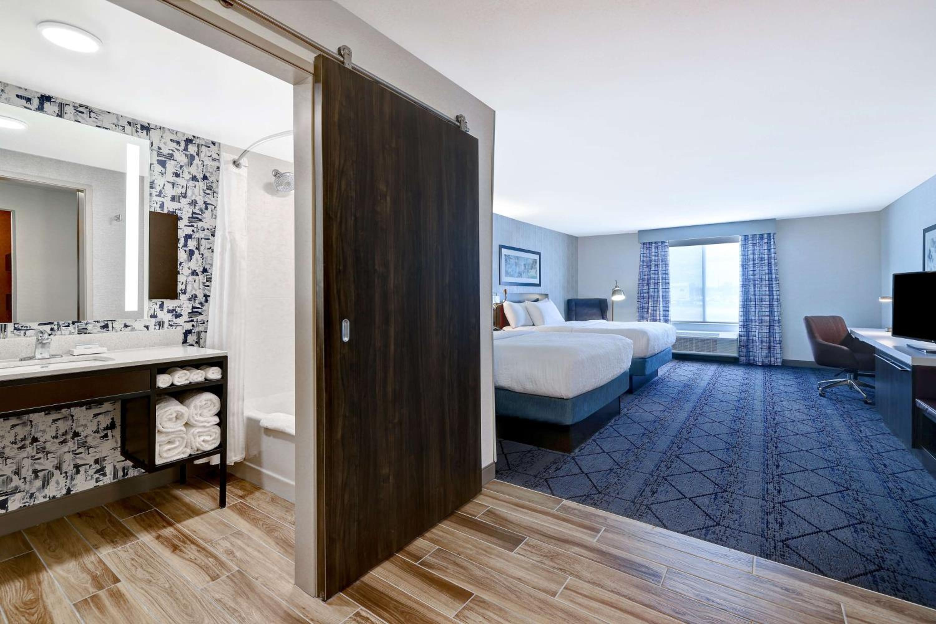 Deluxe Queen Room with Two Queen Beds - Non-Smoking - Photo 1