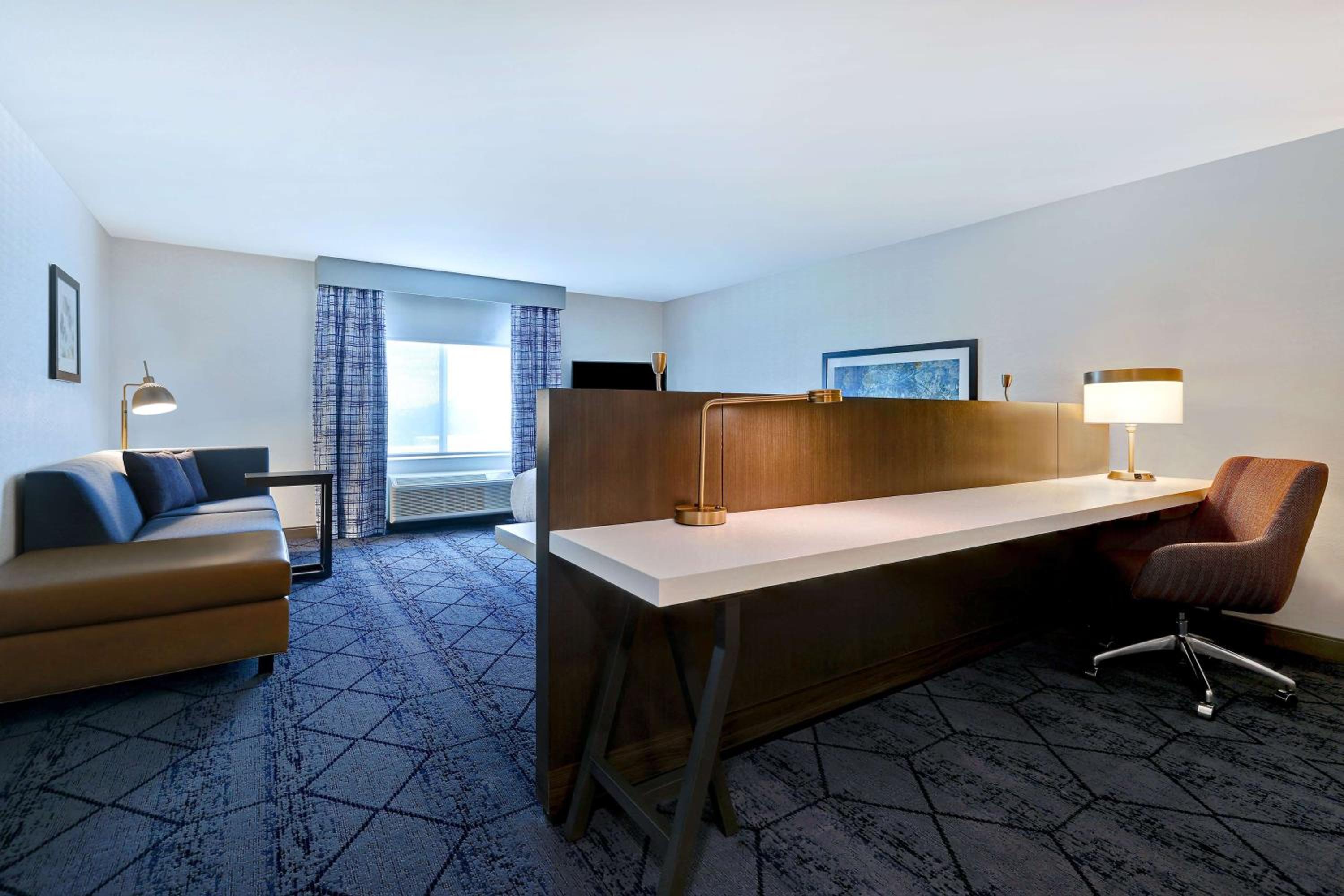 King Room with Sofa Bed - Non-Smoking - Photo 2