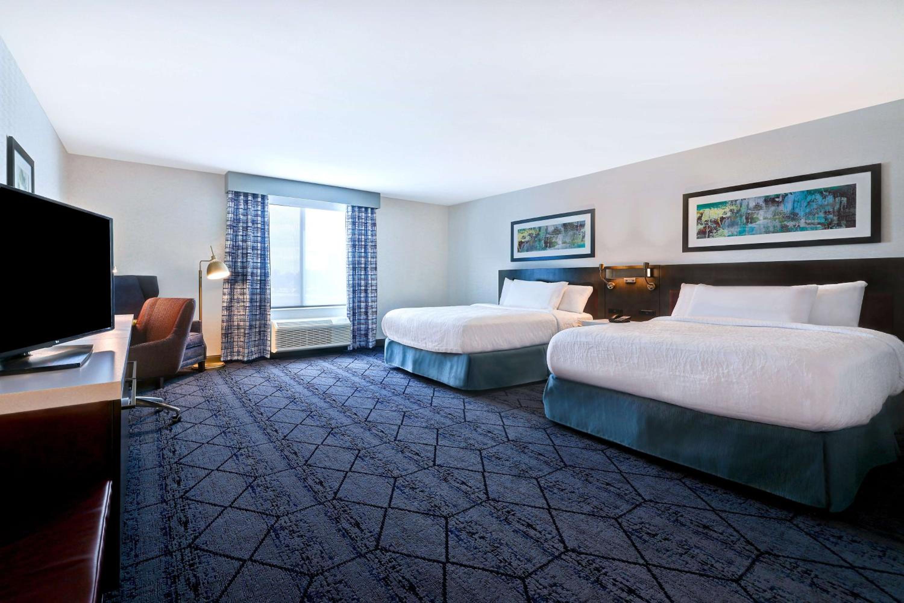 Deluxe Queen Room with Two Queen Beds - Non-Smoking - Photo 7