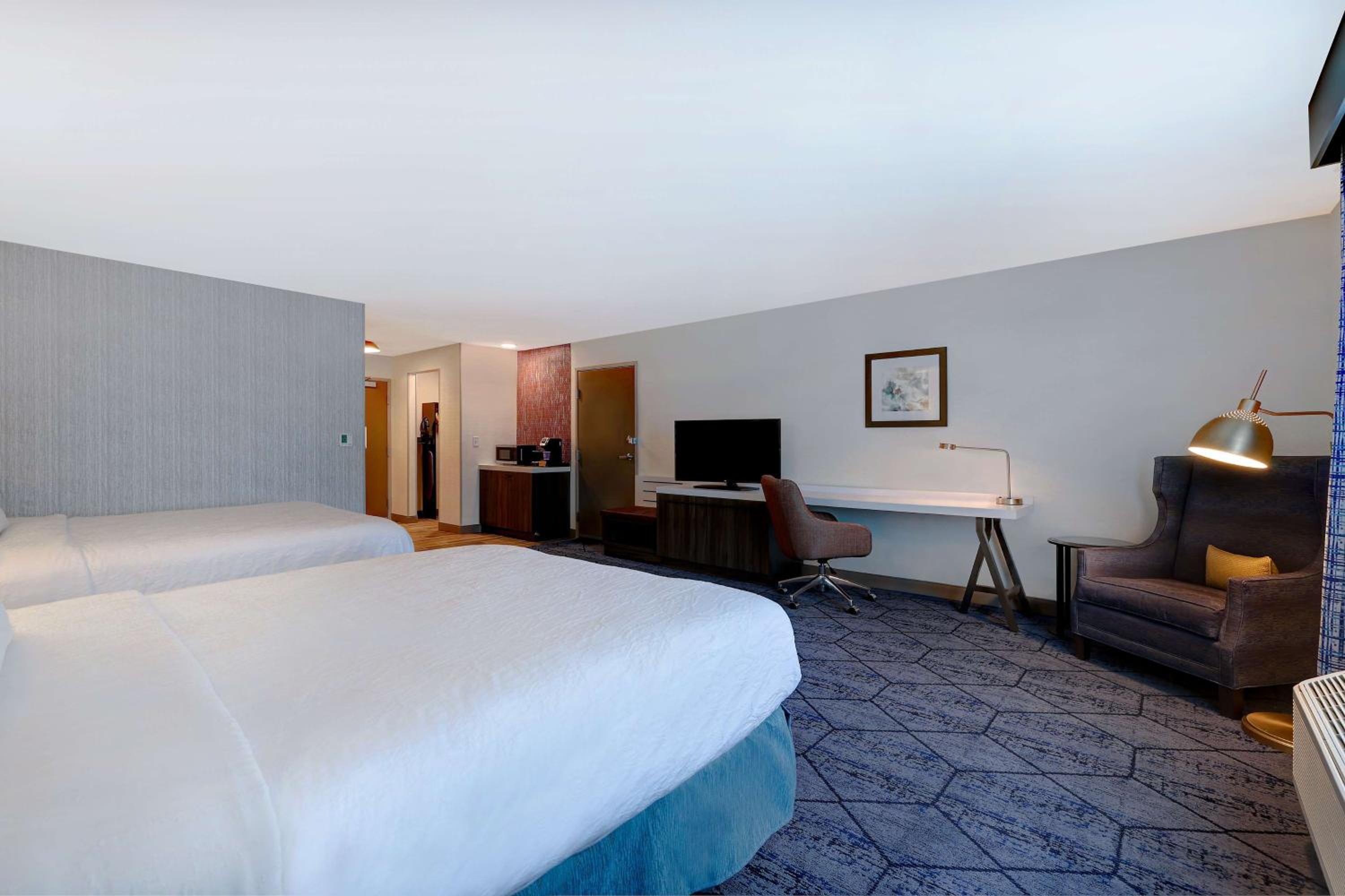 Deluxe Queen Room with Two Queen Beds - Non-Smoking - Photo 6