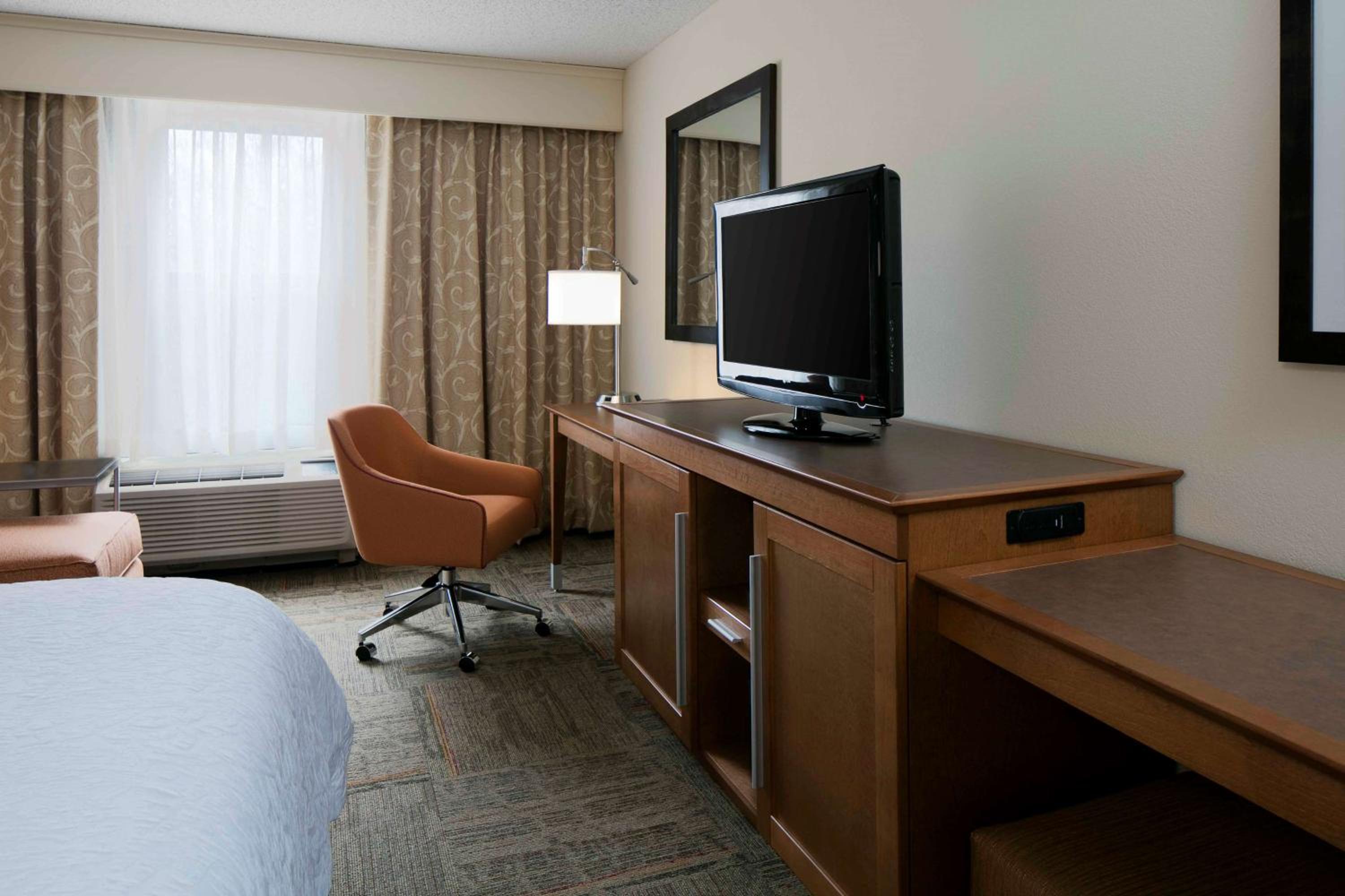 King Room with King Bed - Non-Smoking - Photo 3