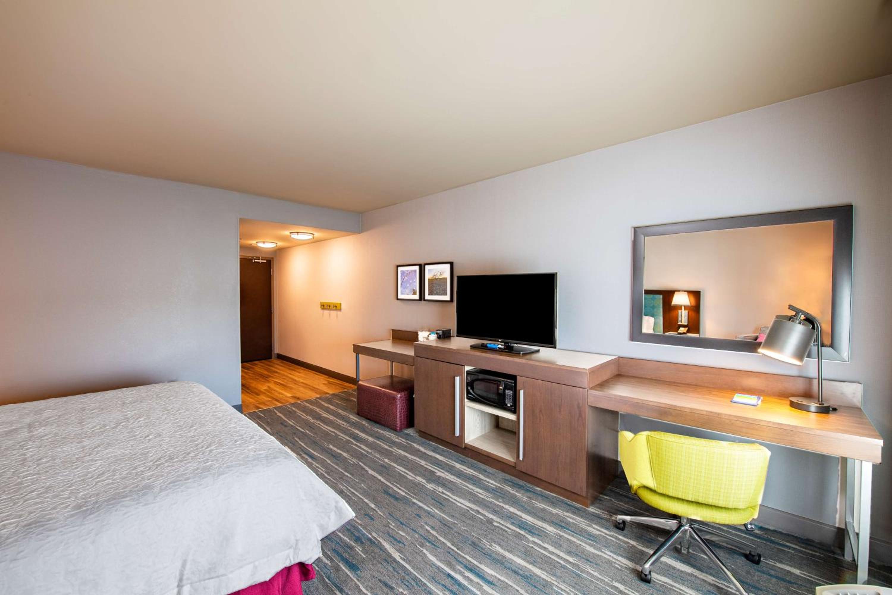 King Room with Sofa Bed - Photo 2