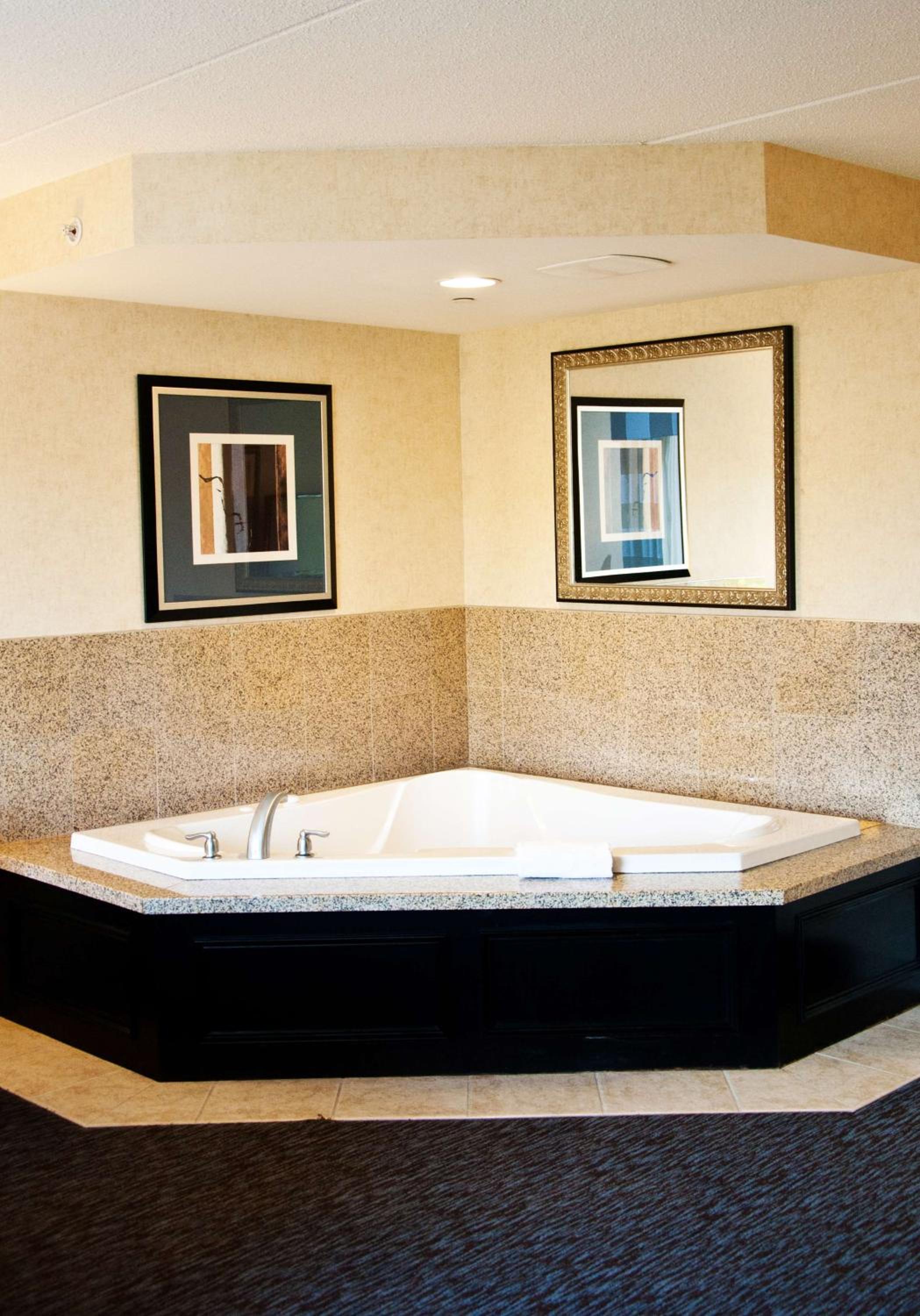 King Room With Spa Bath - Photo 2