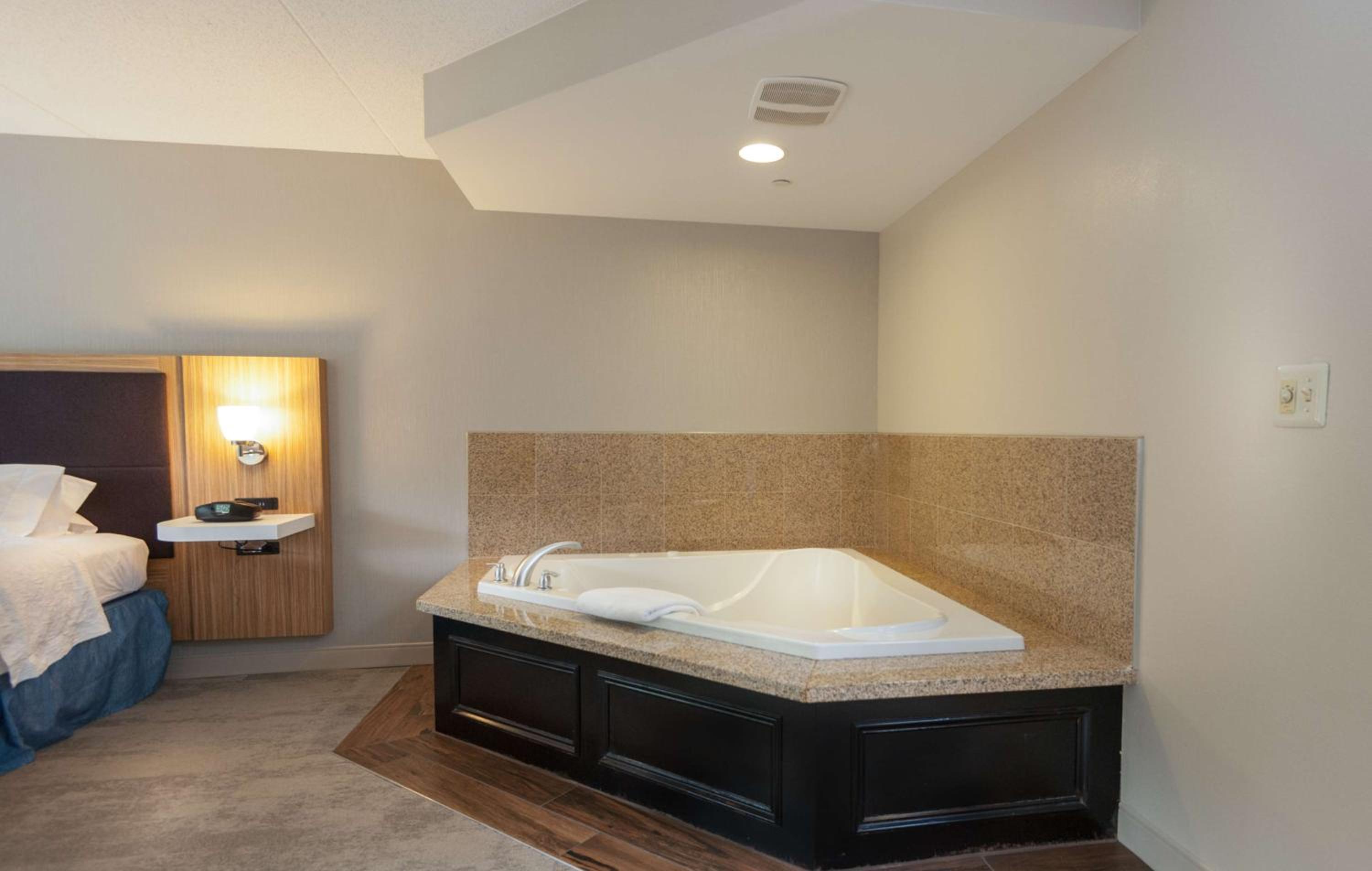 King Room With Spa Bath - Photo 3