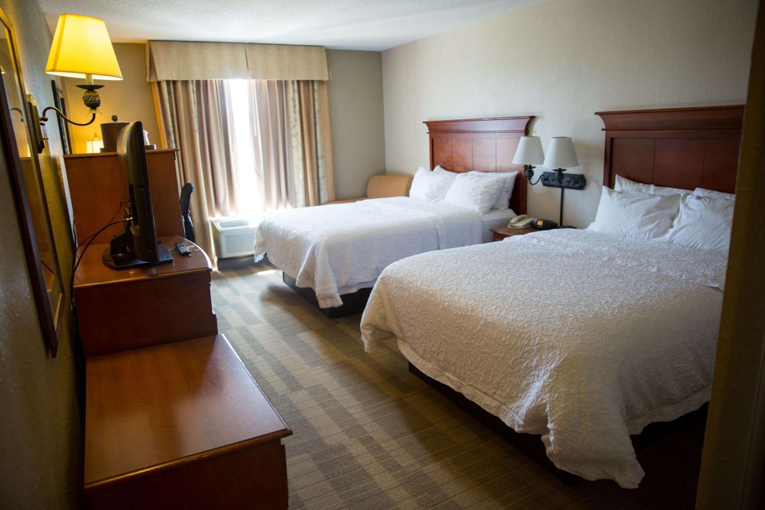 Room with Two Queen Beds - Non-Smoking - Photo 2