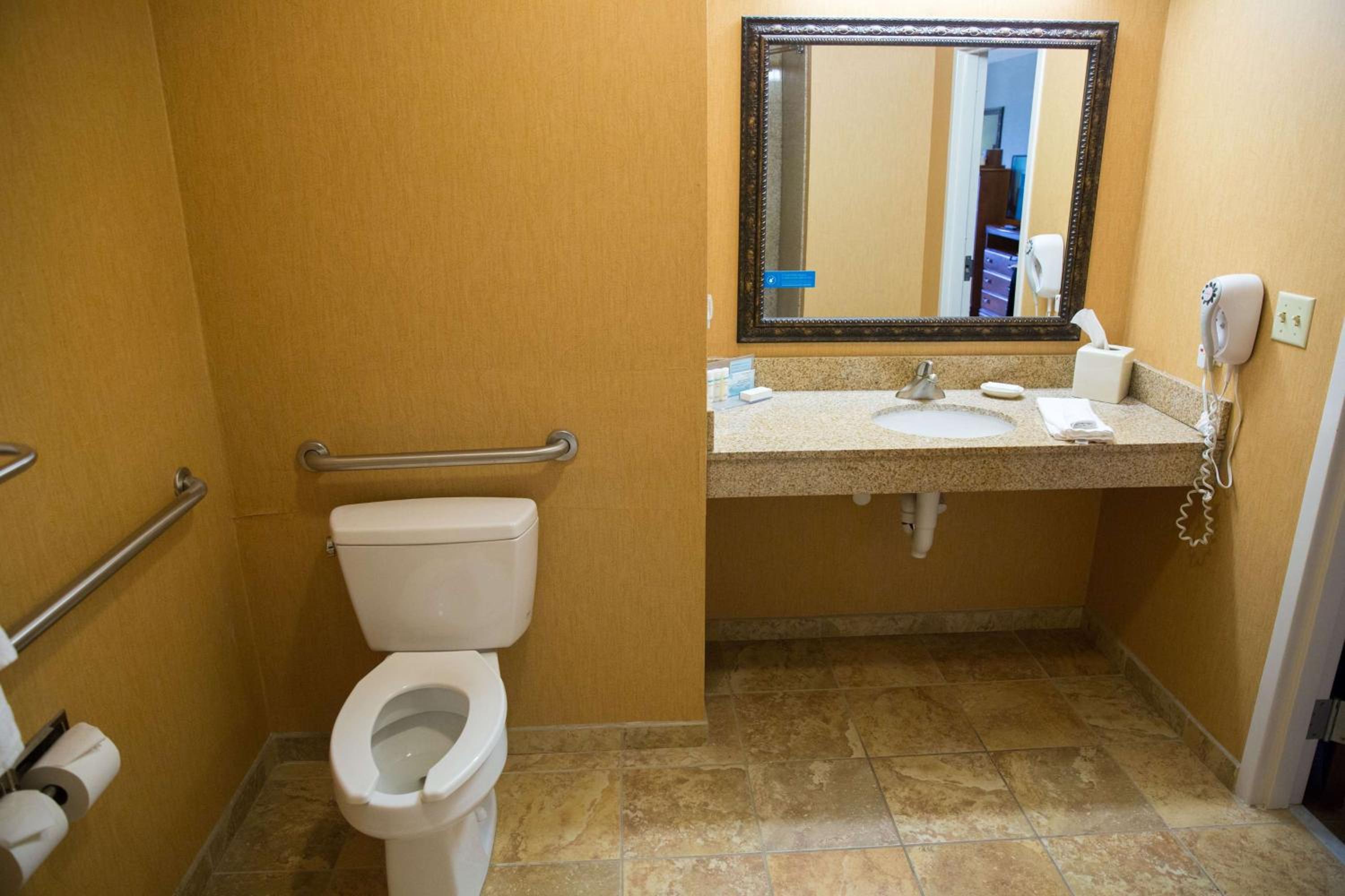 Queen Room with Two Queen Beds - Mobility and Hearing Access/Non-Smoking - Photo 2