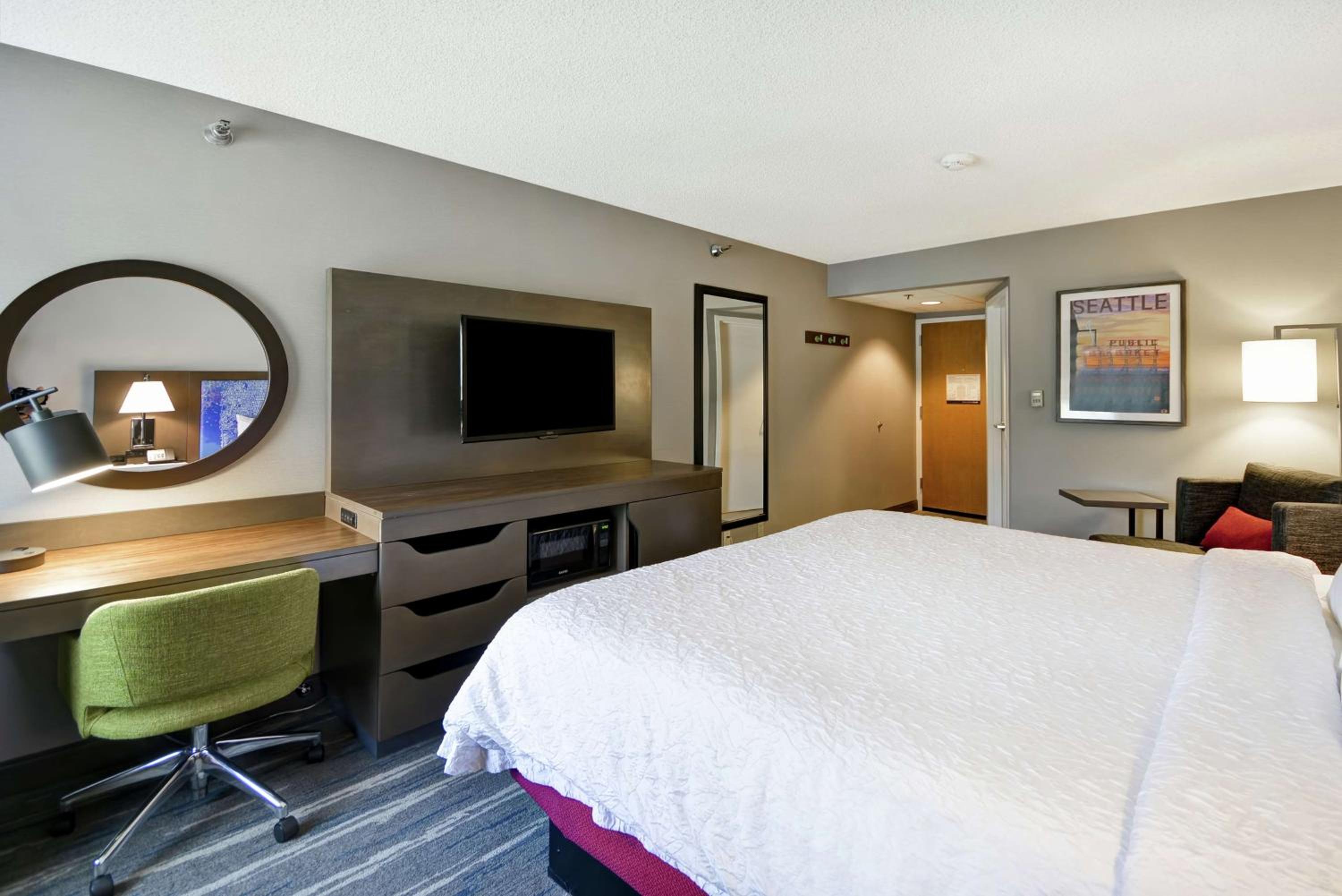 King Room with King Bed - Non-Smoking - Photo 2