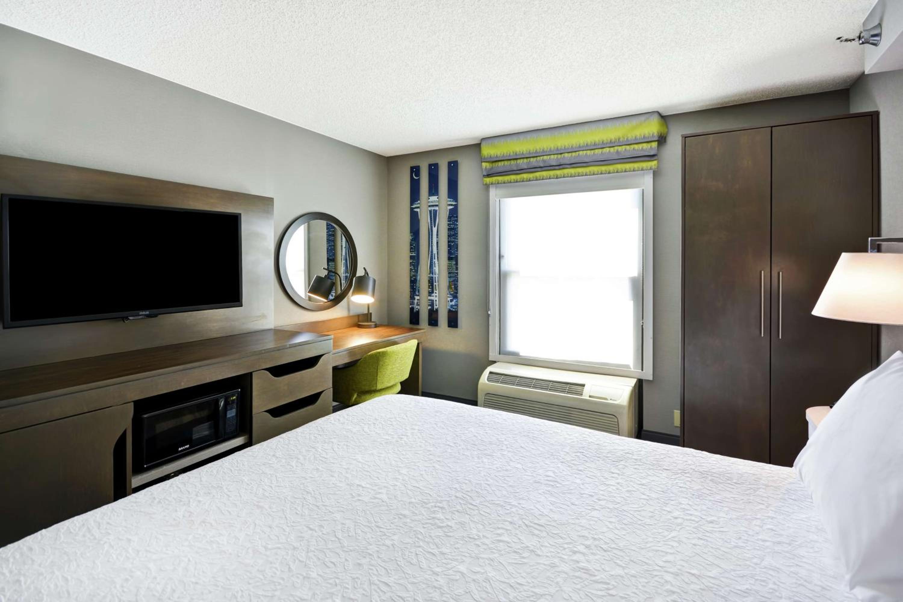 Queen Room - Non-Smoking - Photo 1