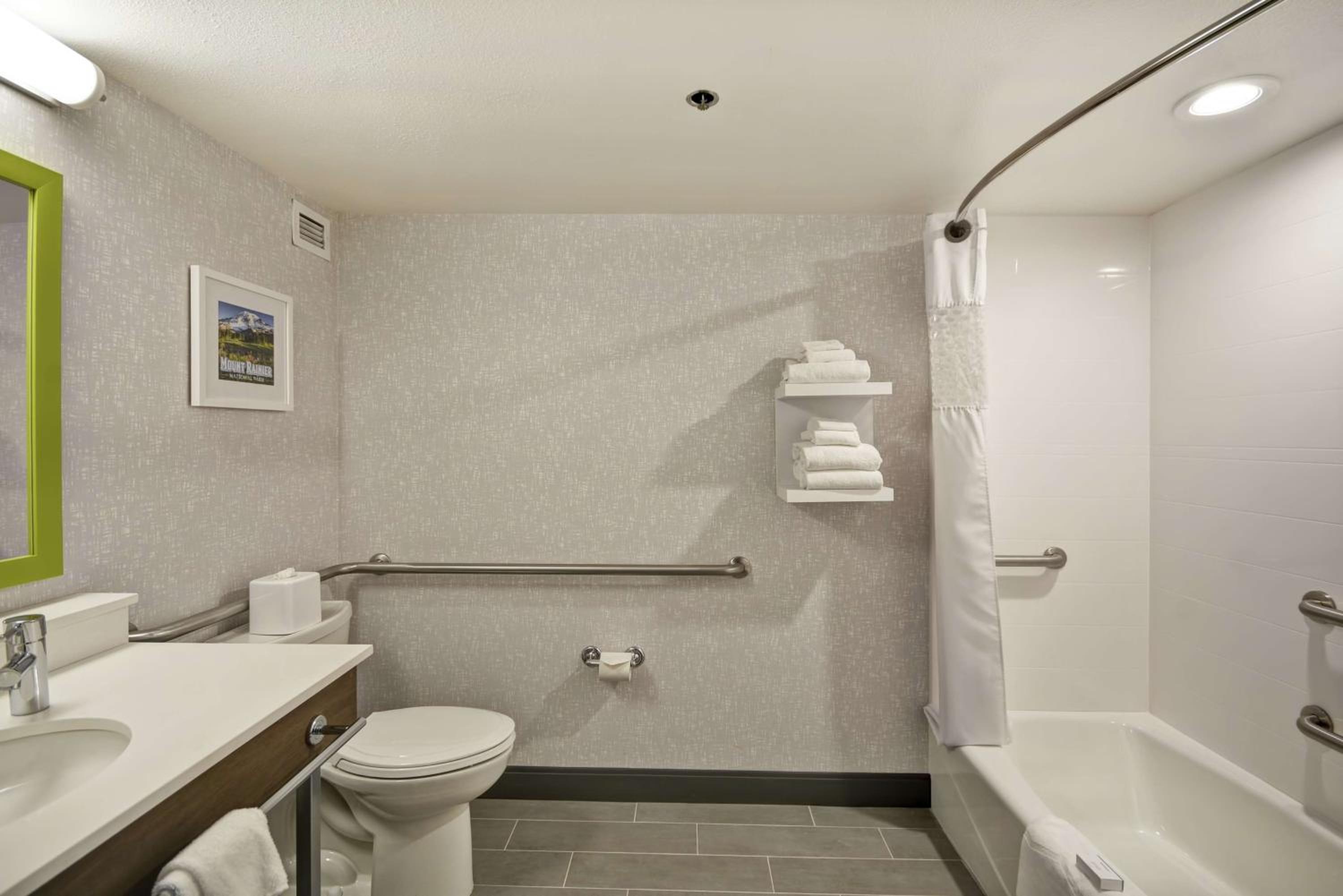 Queen Room with Bath Tub - Disability Access/Non-Smoking  - Photo 2