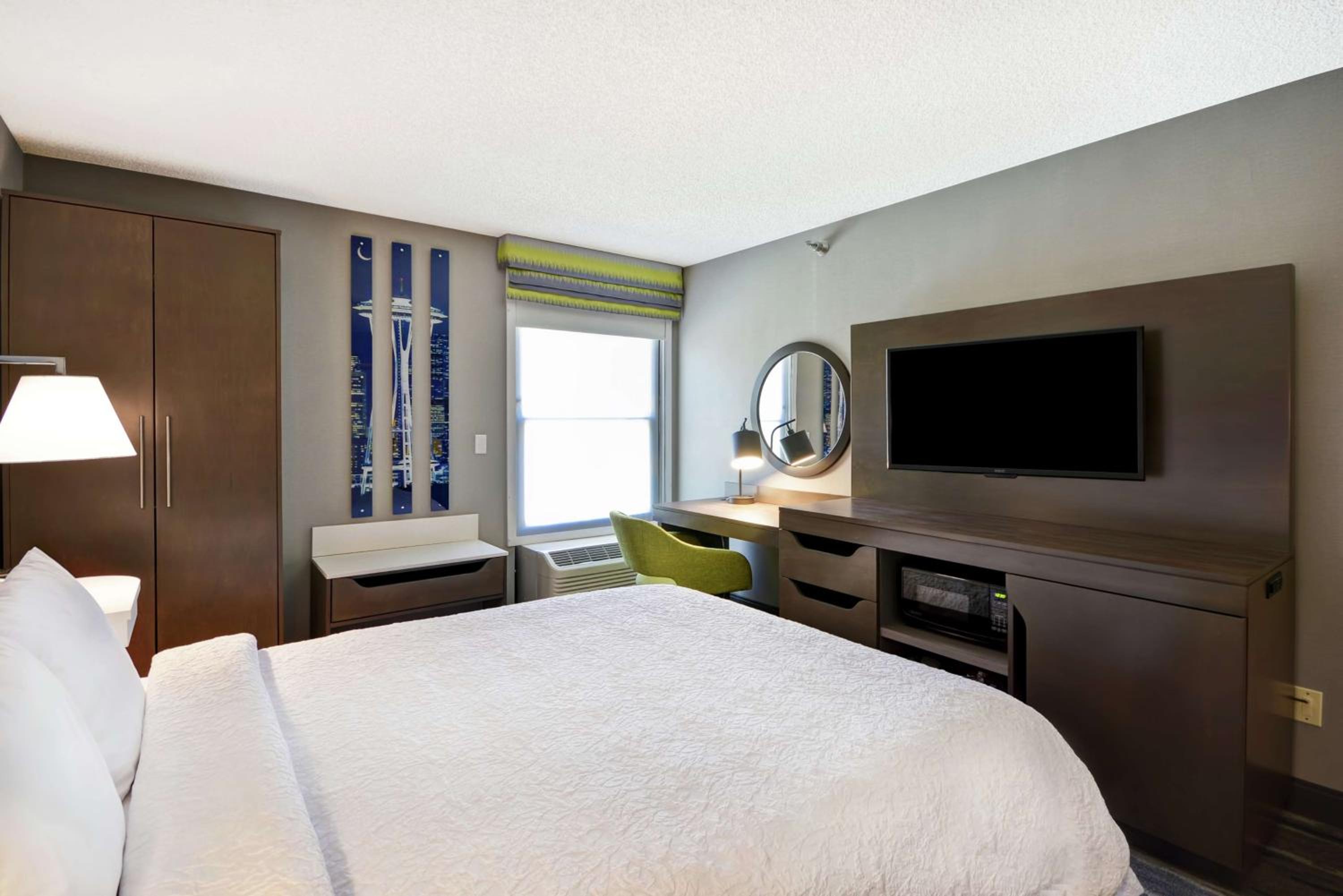 King Room with King Bed - Non-Smoking - Photo 3