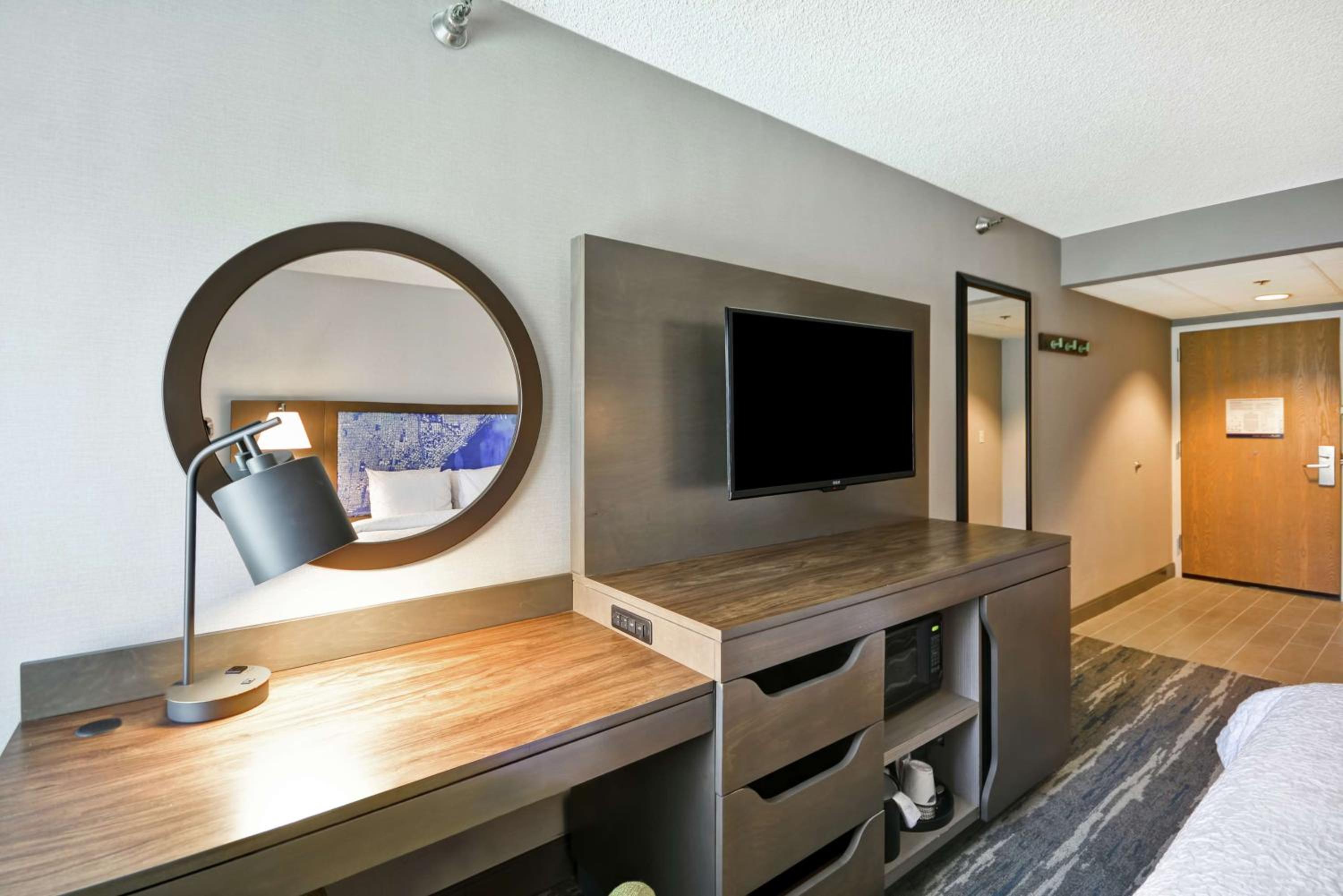 Queen Room with Bath Tub - Disability Access/Non-Smoking  - Photo 4