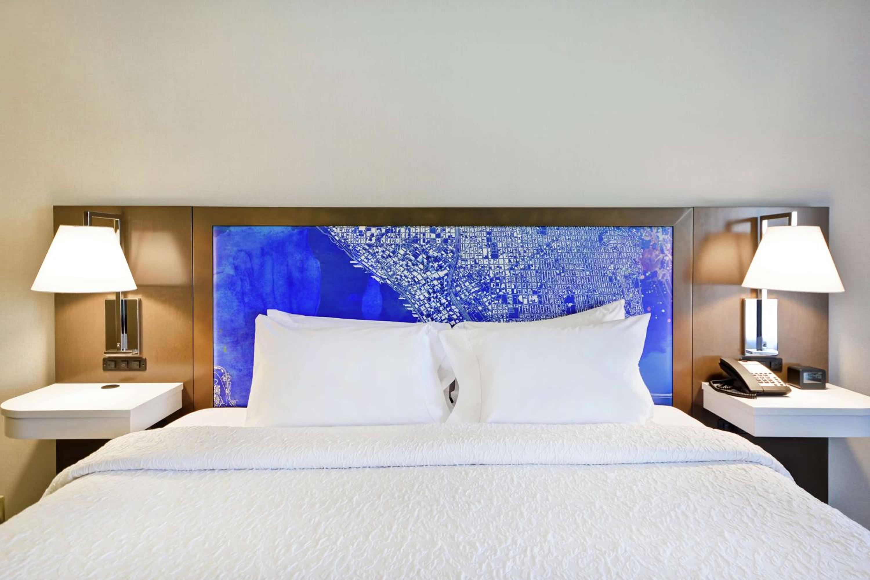 King Room with King Bed - Non-Smoking - Photo 4