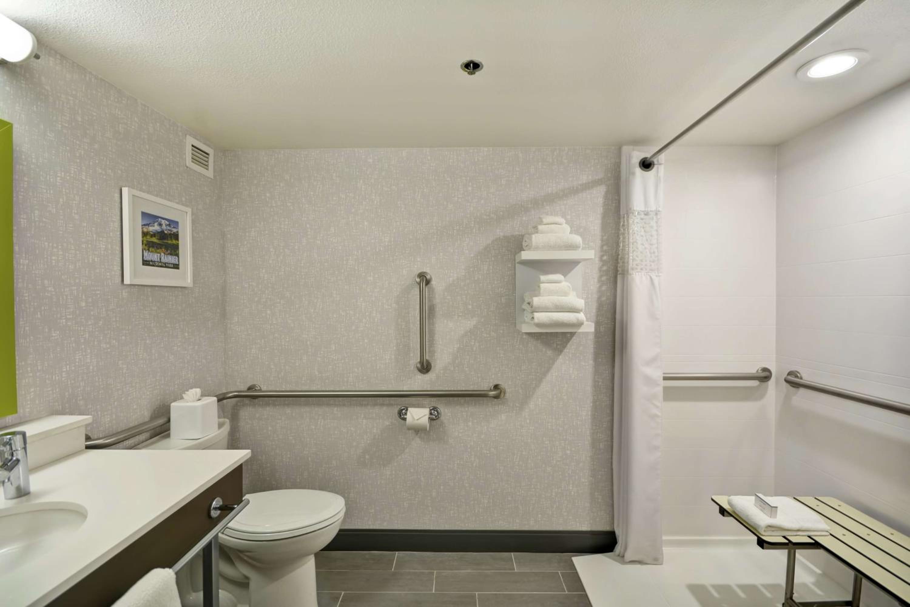 Queen Room with Roll-In Shower - Disability Access/Non-Smoking - Photo 2