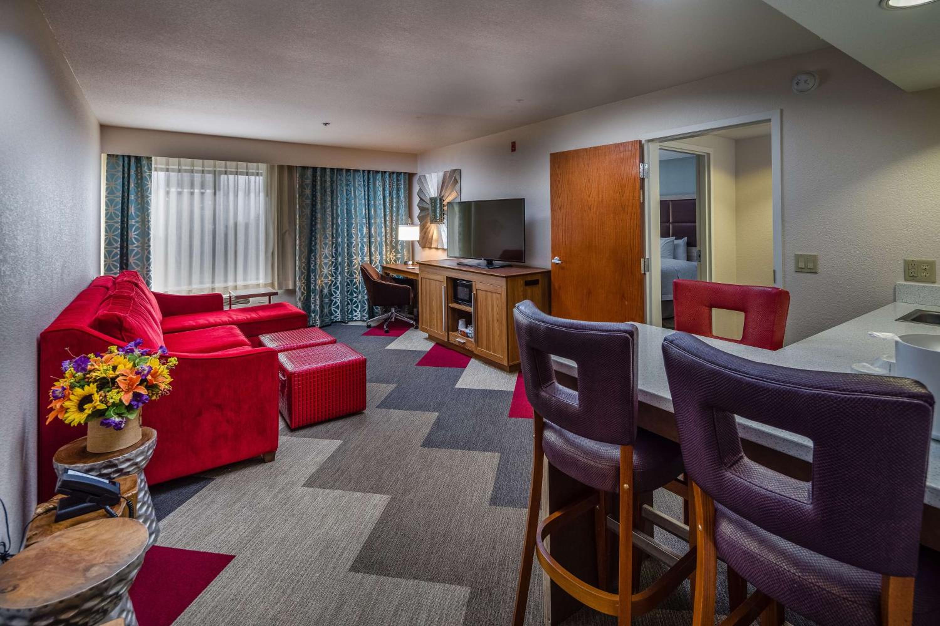 One-Bedroom King Suite - Non-Smoking