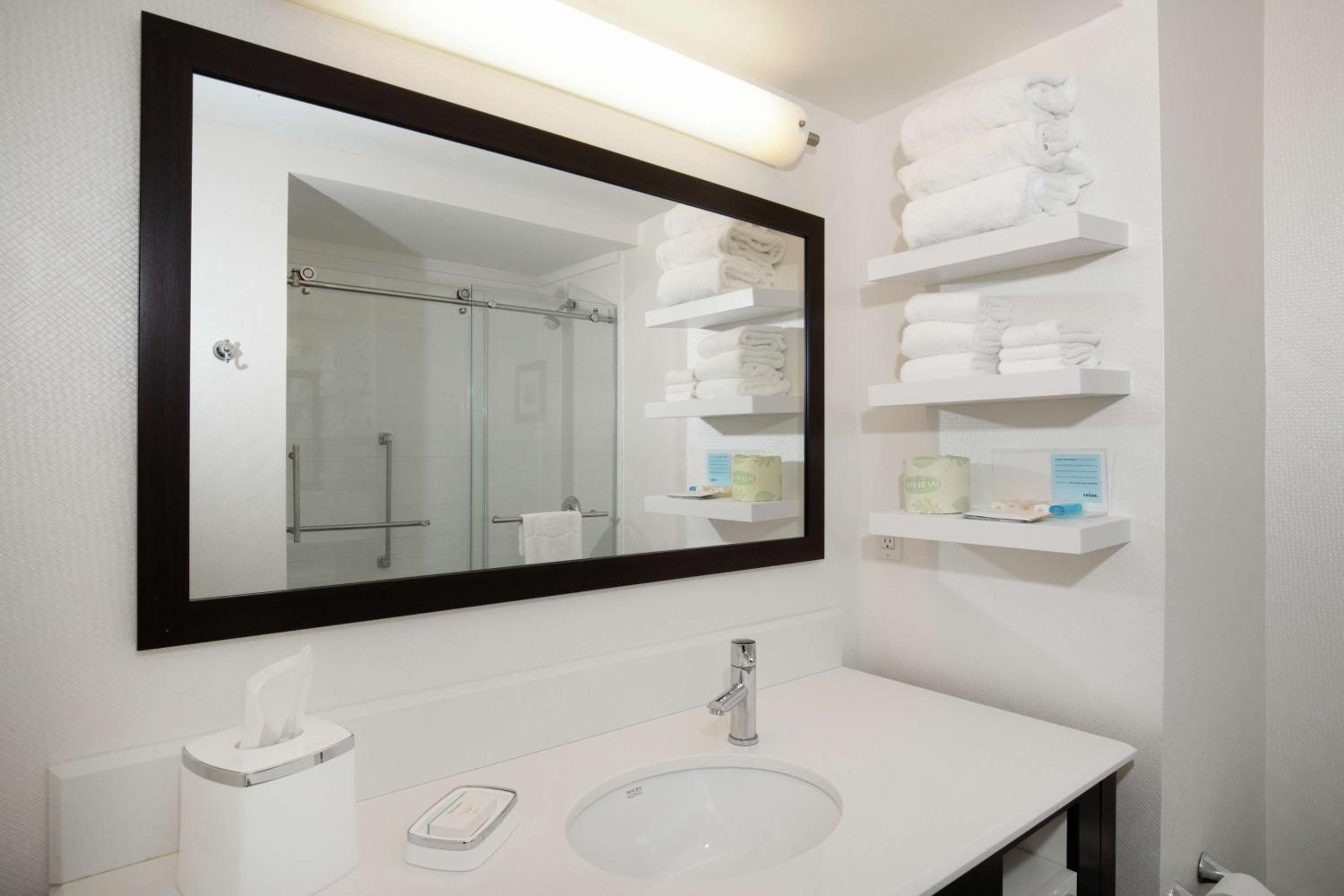 Deluxe King Room - Non-Smoking - Photo 3