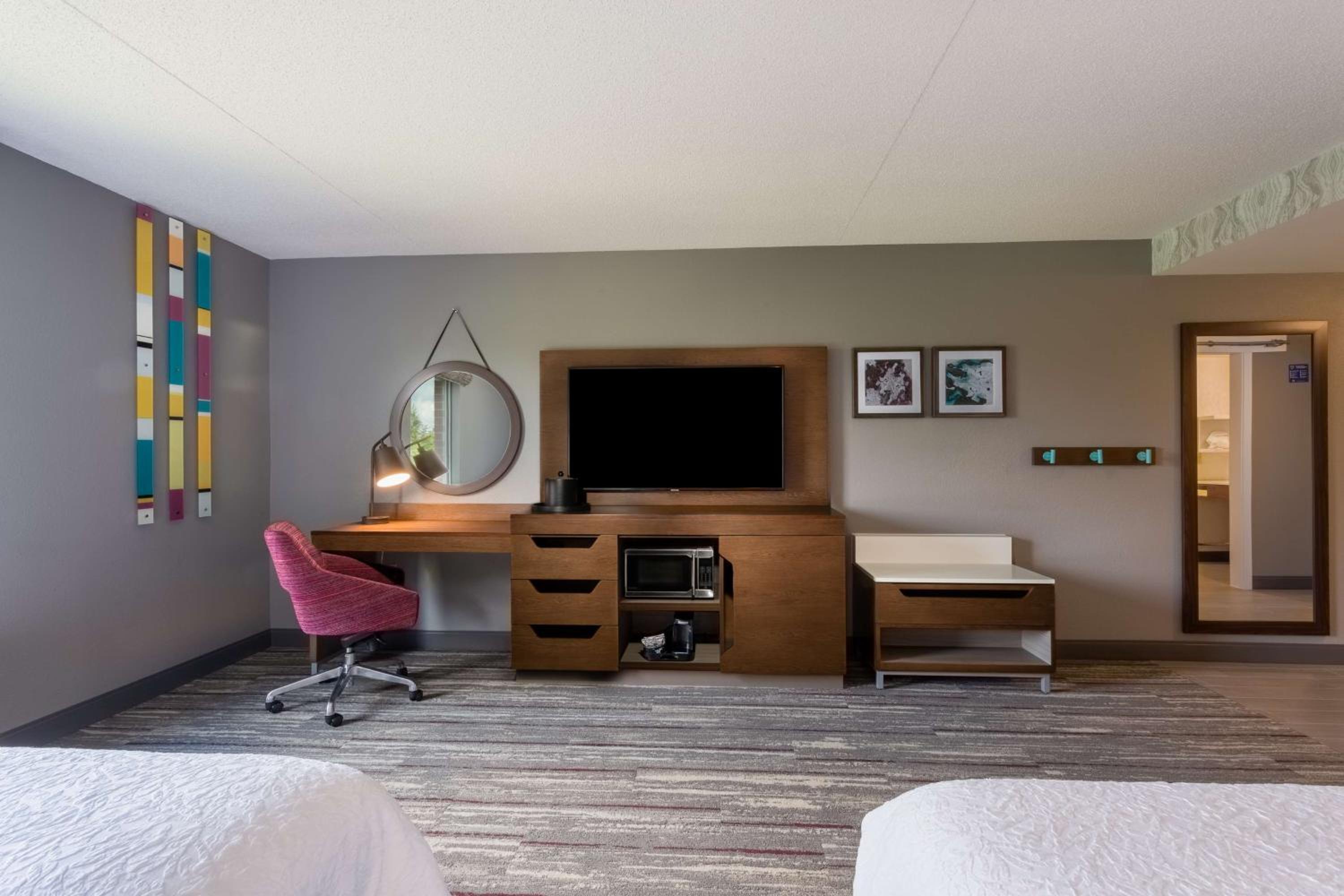 Queen Room with Two Queen Beds - Mobility and Hearing Access/Non-Smoking photo 3