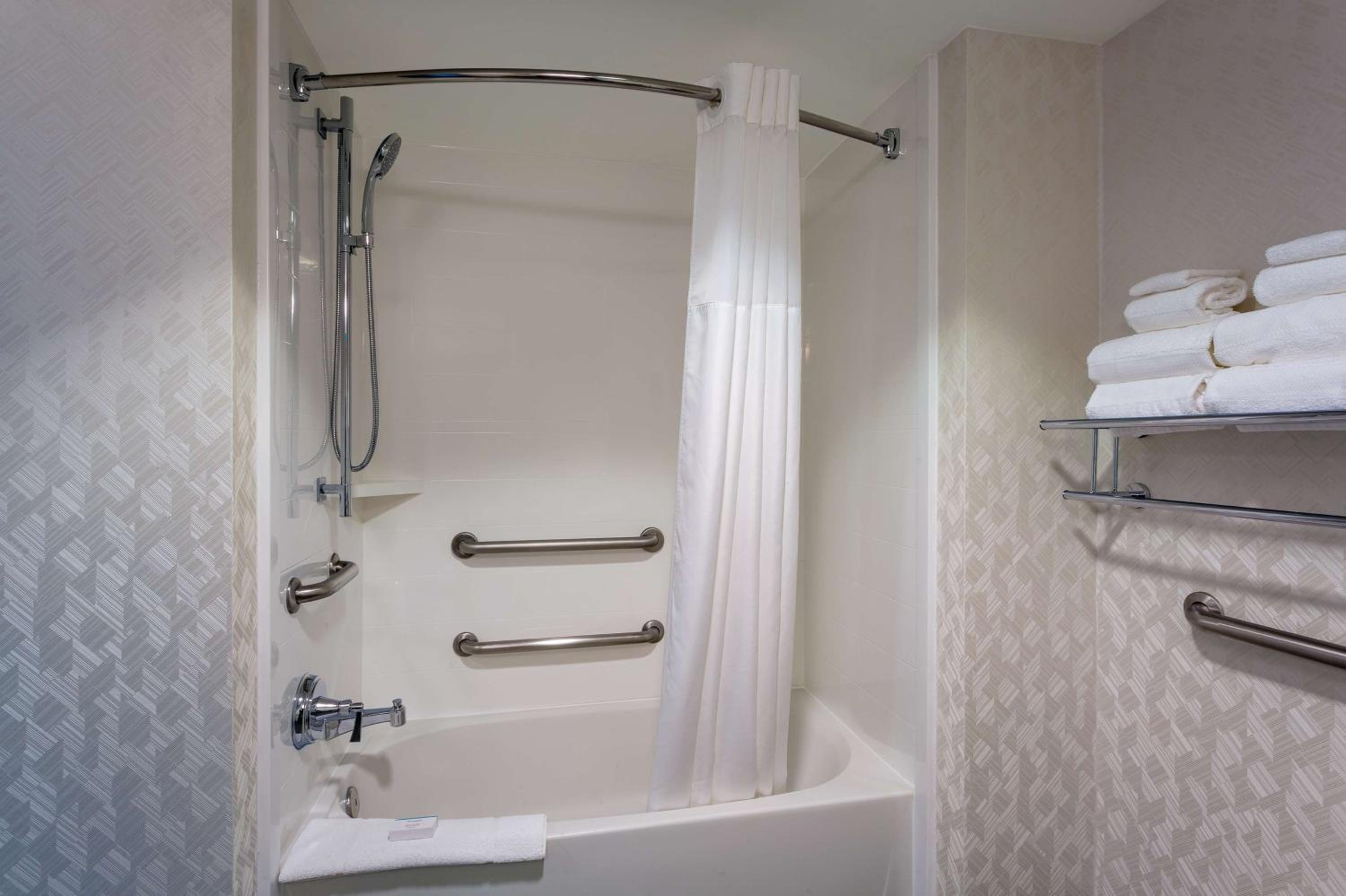 King Room with Accessible Tub - Mobility and Hearing Access/Non-Smoking photo 2
