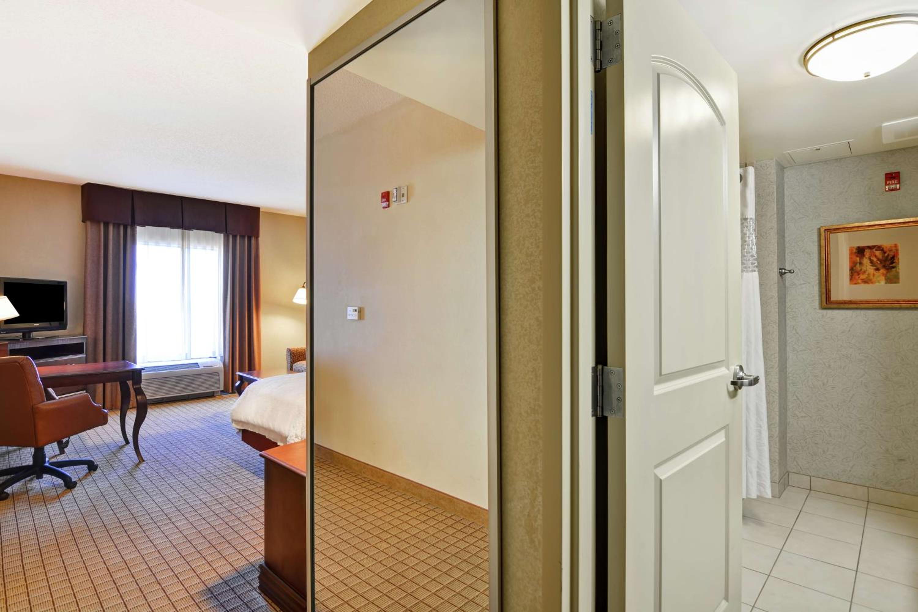 King Room with Sofa Bed - Hearing Accessible/Non-Smoking - Photo 1