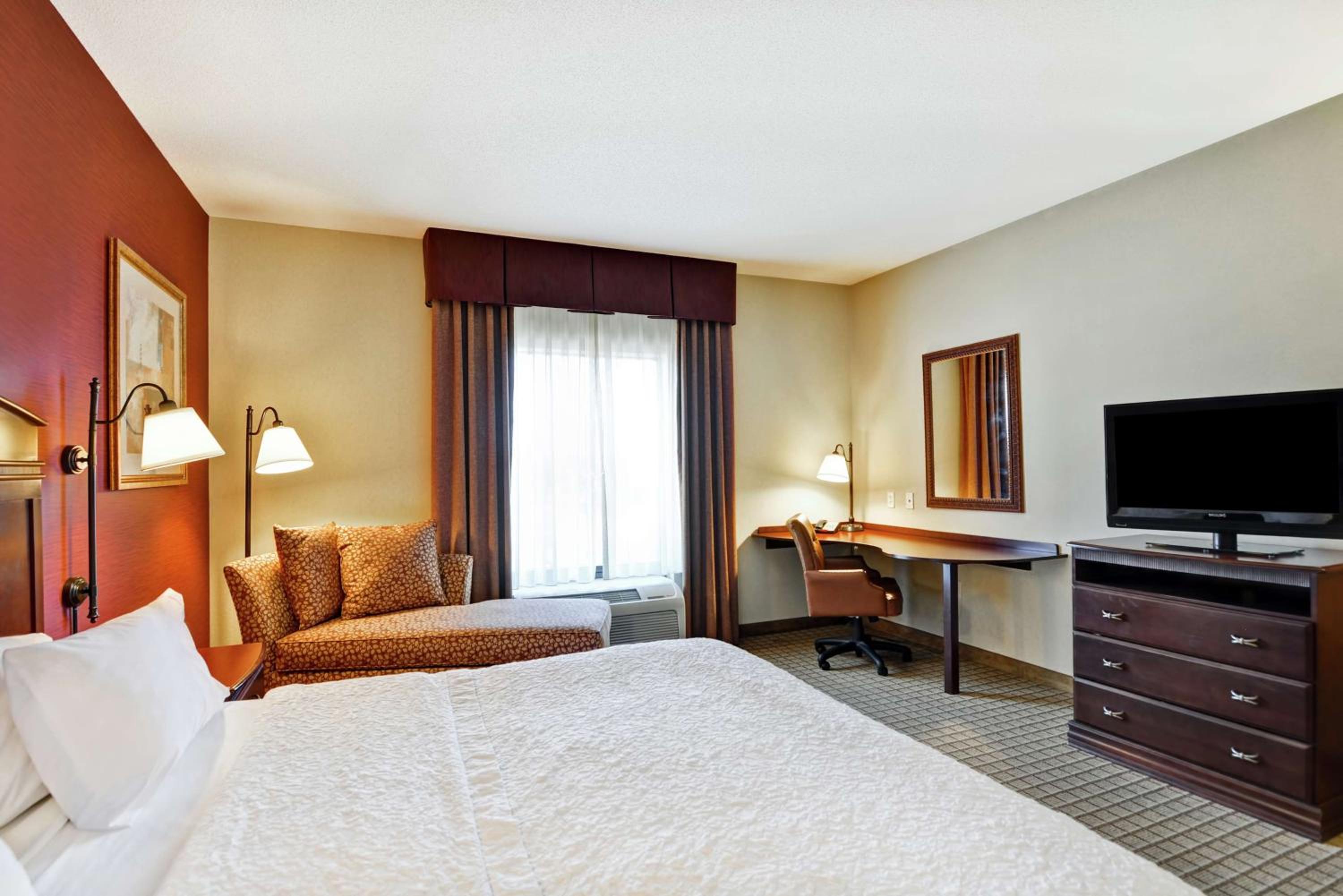 King Room with Accessible Tub - Mobility and Hearing Access/Non-Smoking - Photo 1