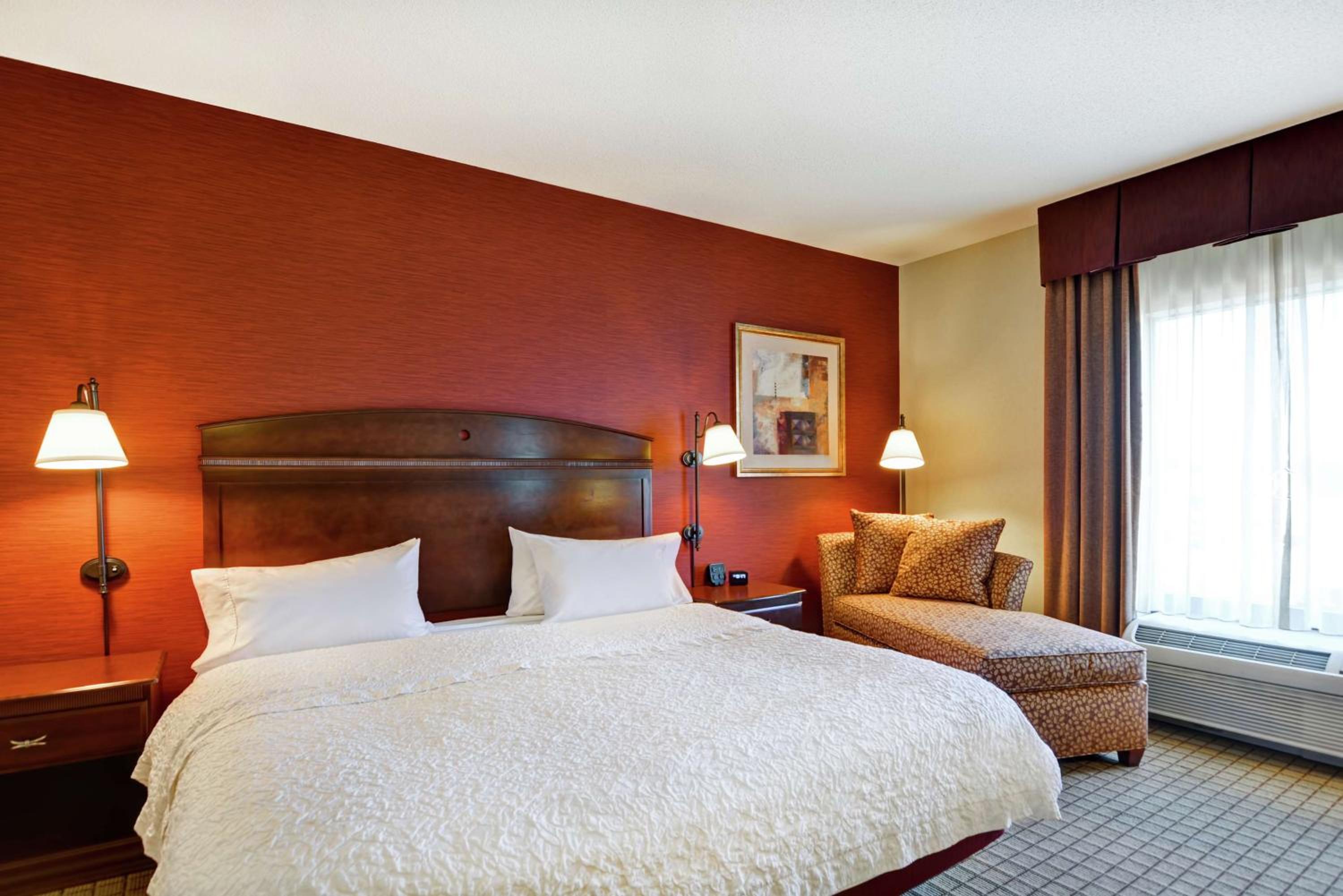 King Room with Accessible Tub - Mobility and Hearing Access/Non-Smoking - Photo 2