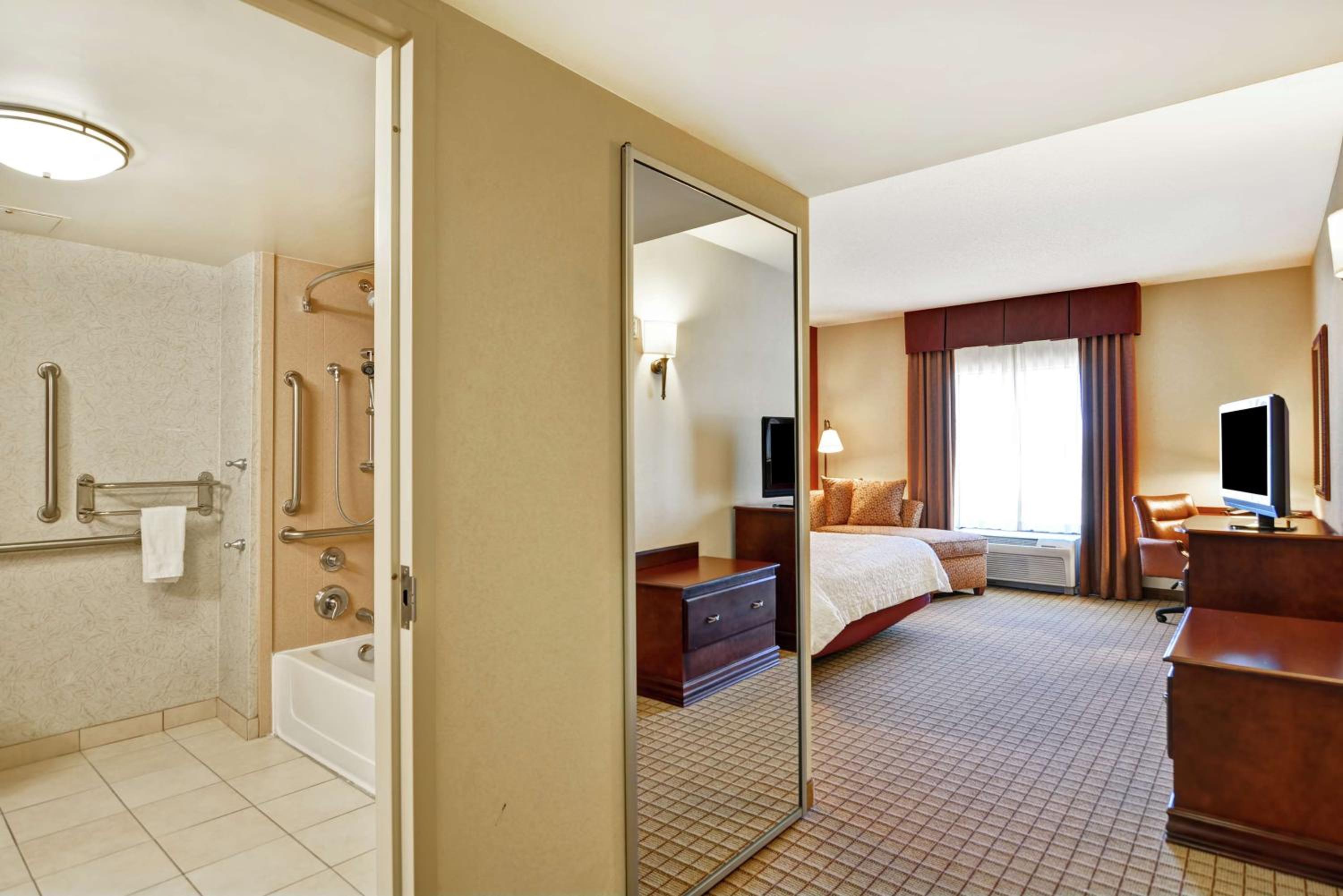King Room with Accessible Tub - Mobility and Hearing Access/Non-Smoking - Photo 4