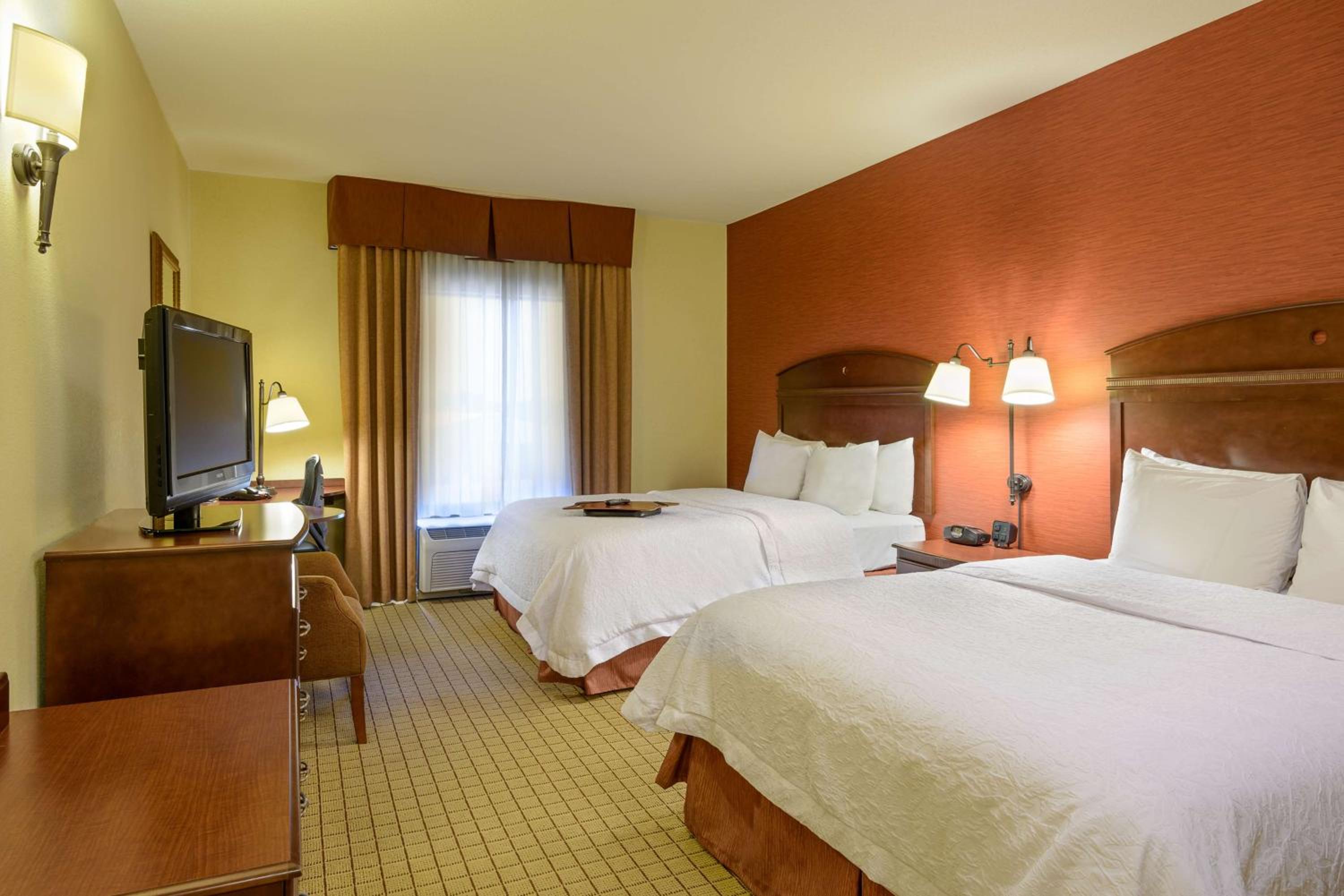 Room with Two Queen Beds - Non-Smoking - Photo 1
