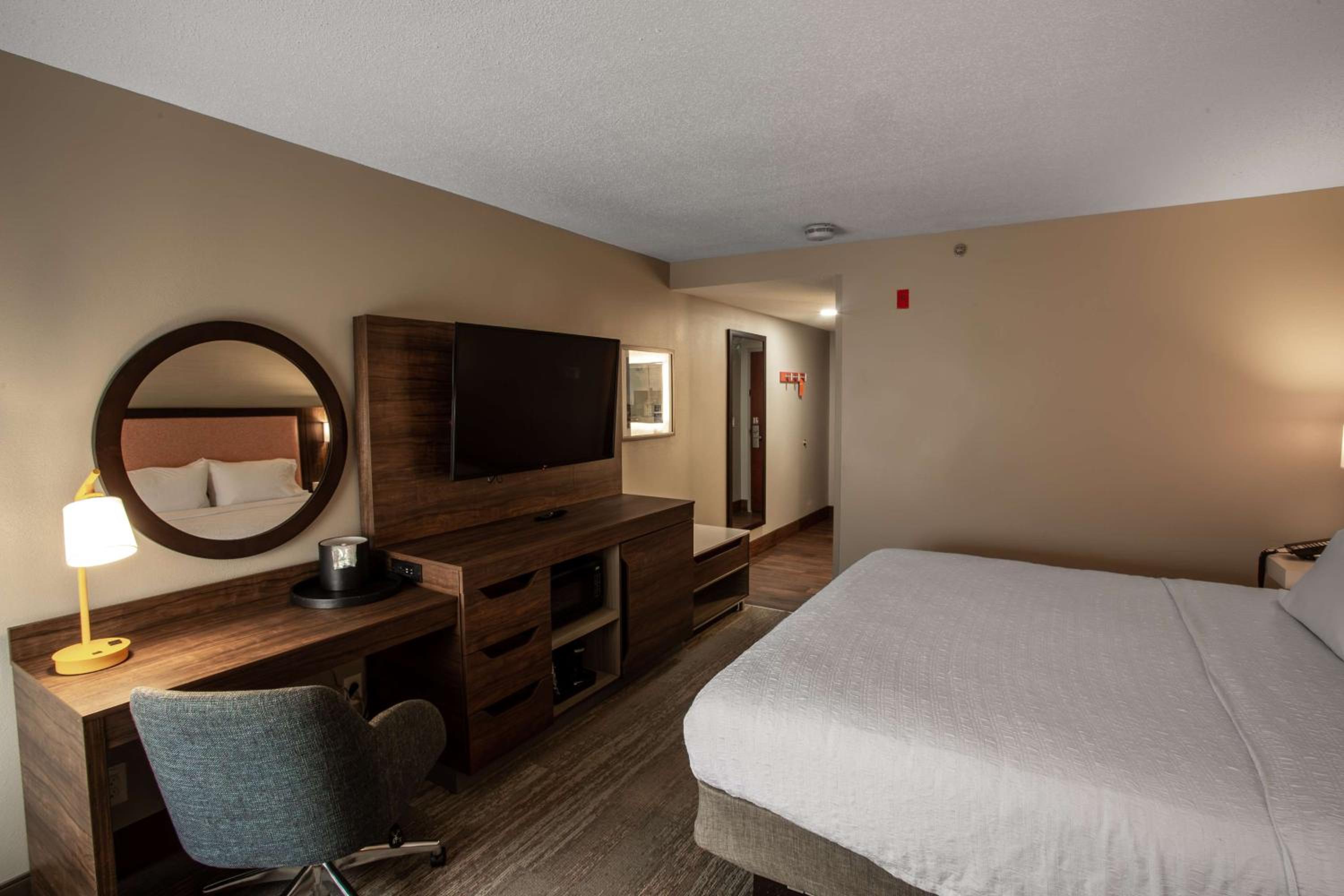 King Room with King Bed - Non-Smoking - Photo 1