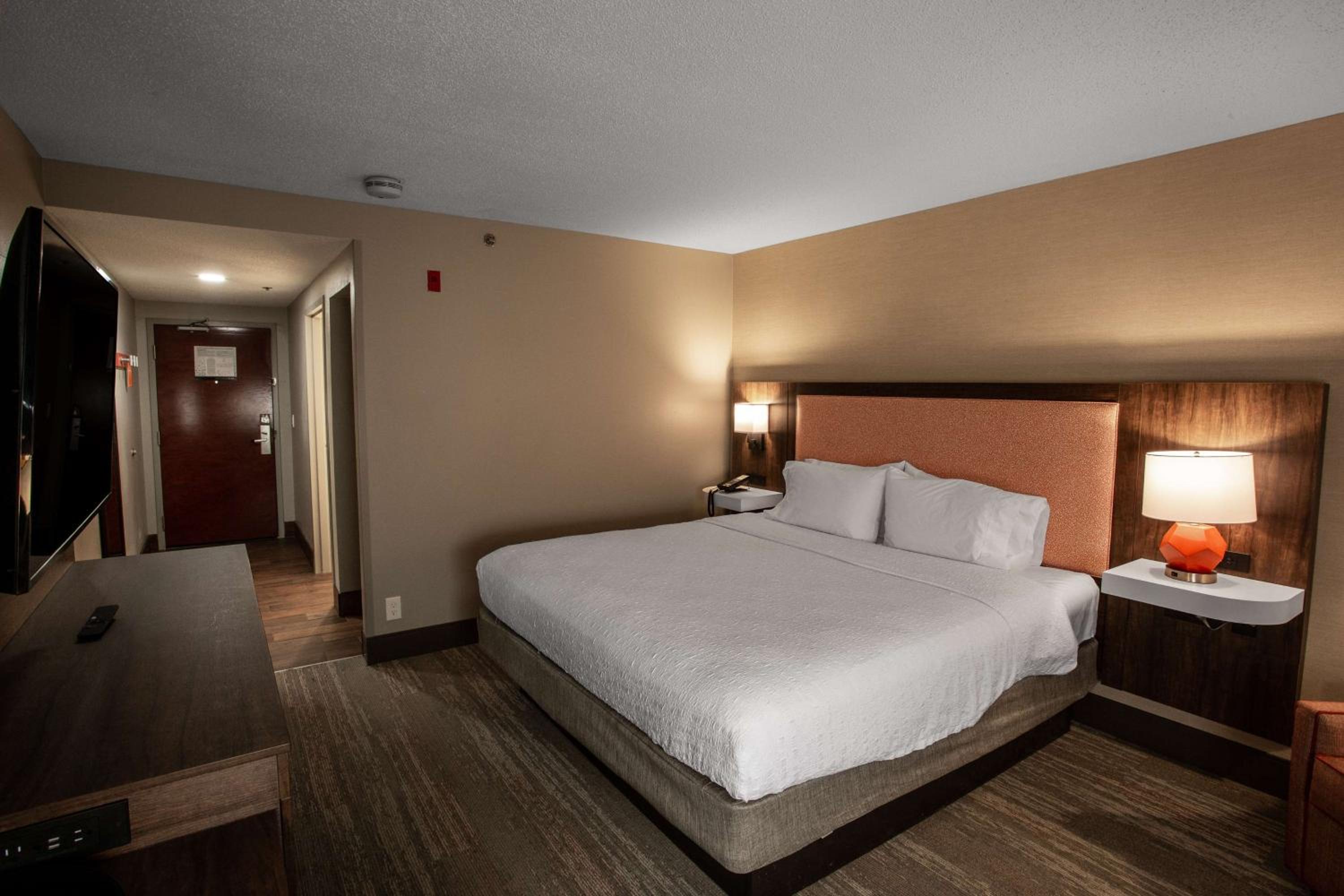 King Room with King Bed - Non-Smoking - Photo 2