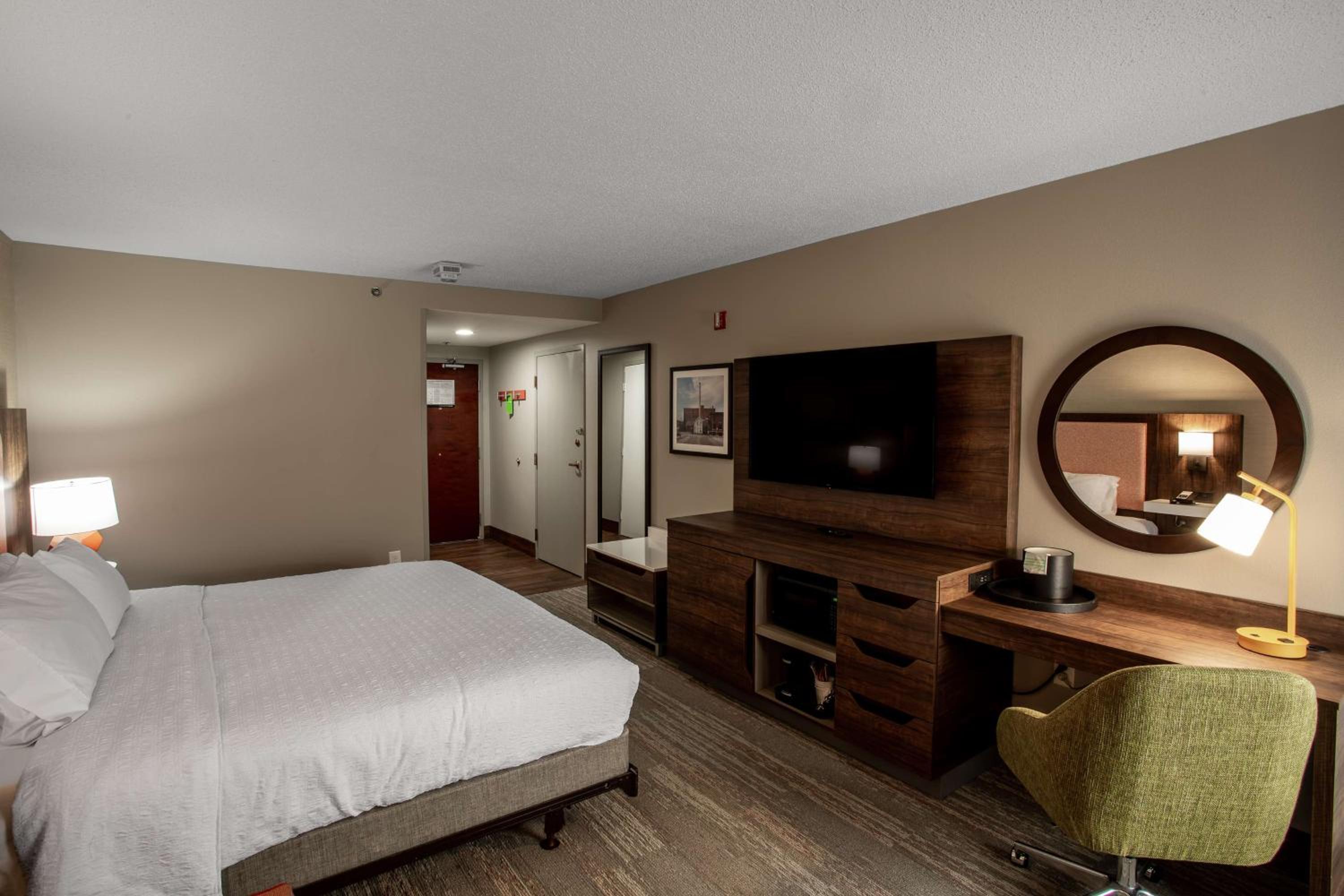 King Room with King Bed - Non-Smoking - Photo 5