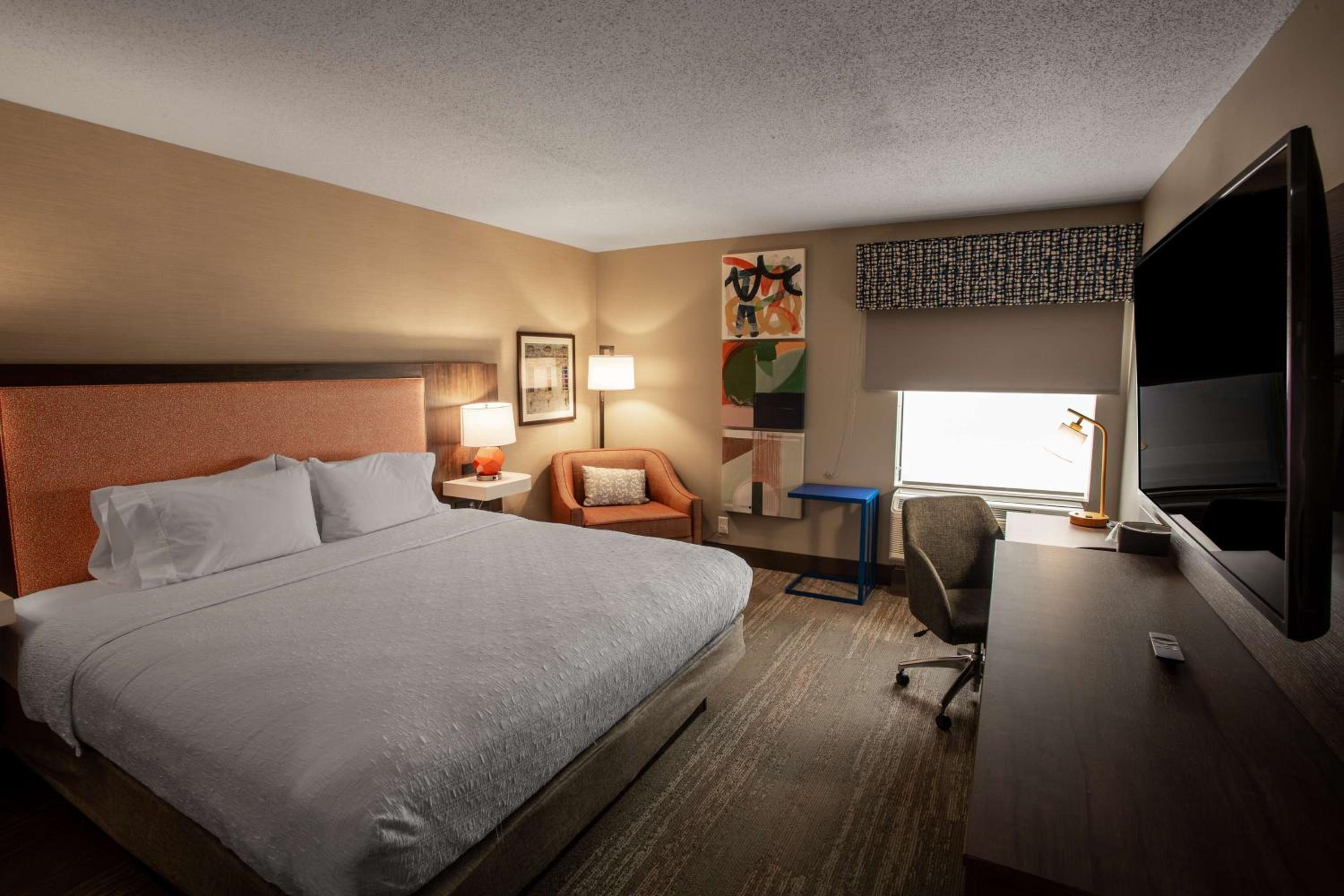 King Room with King Bed - Non-Smoking - Photo 3