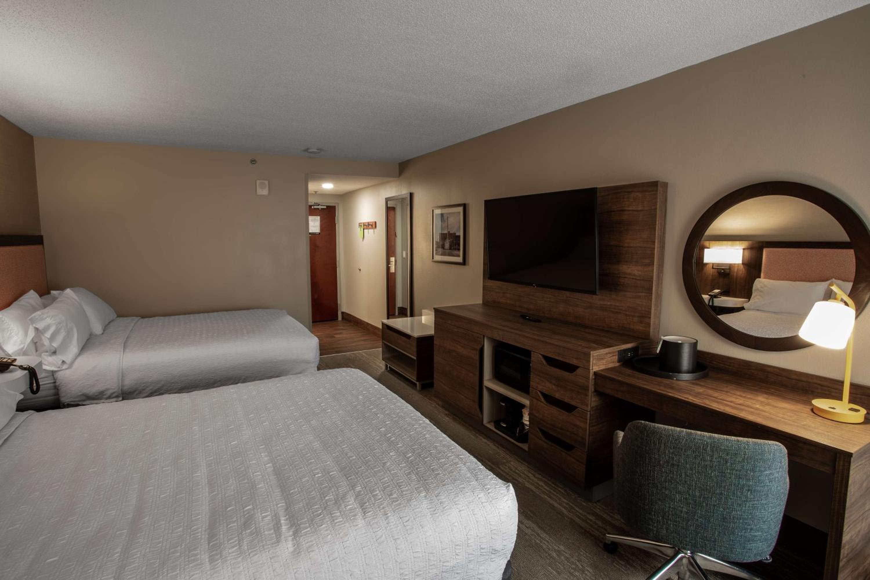 Room with Two Queen Beds - Non-Smoking - Photo 5