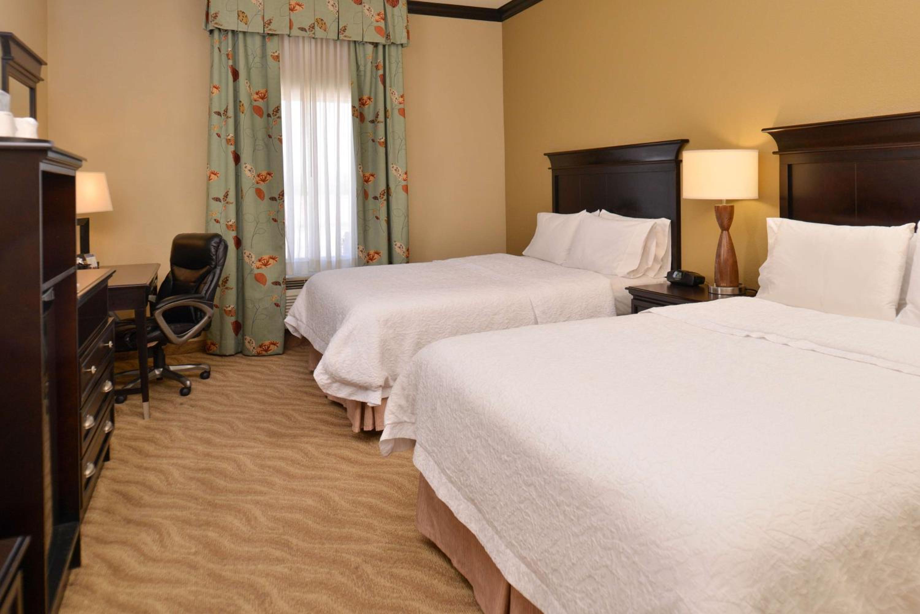 Queen Room with Two Queen Beds - Non-Smoking - Photo 4