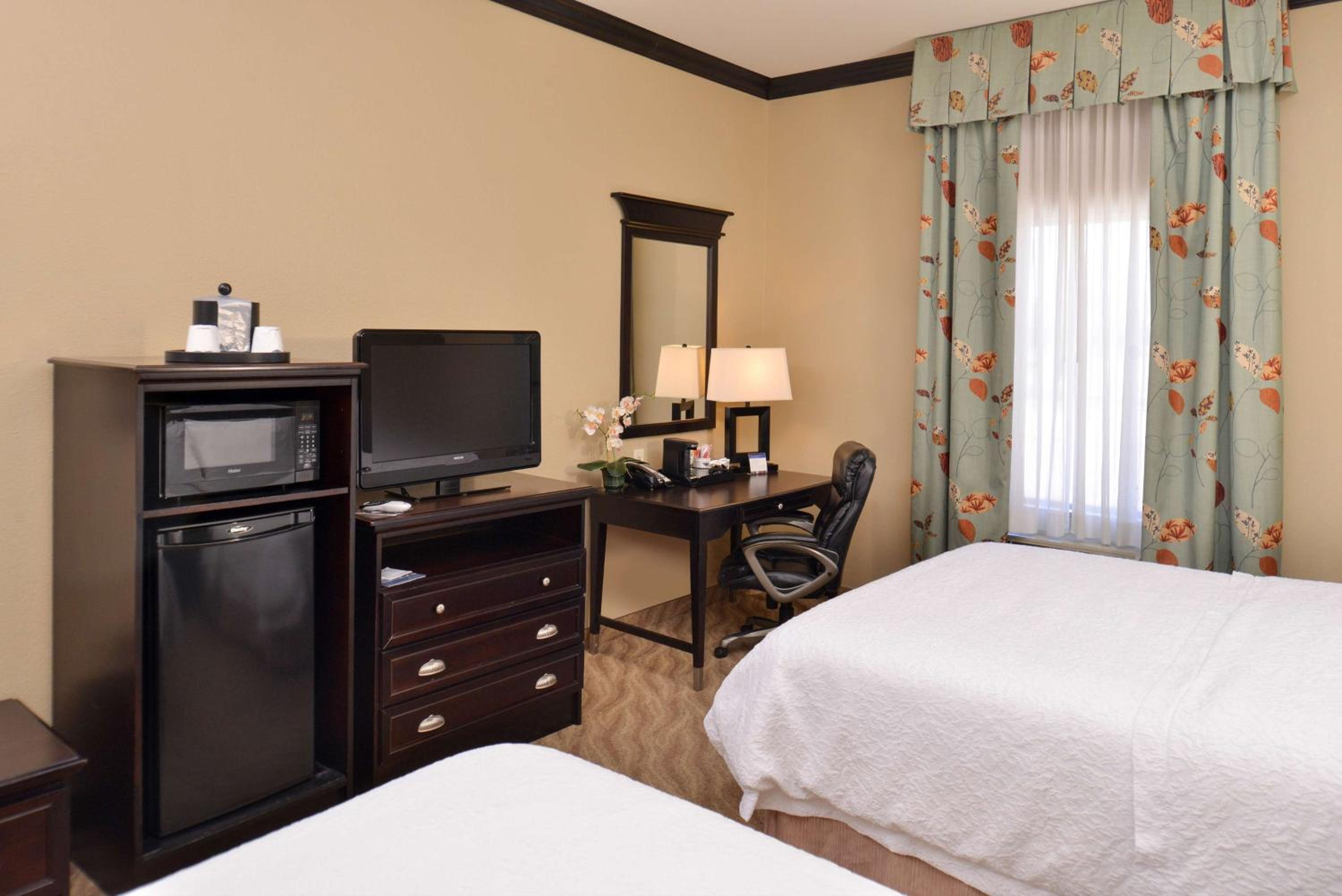 Queen Room with Two Queen Beds - Non-Smoking - Photo 3