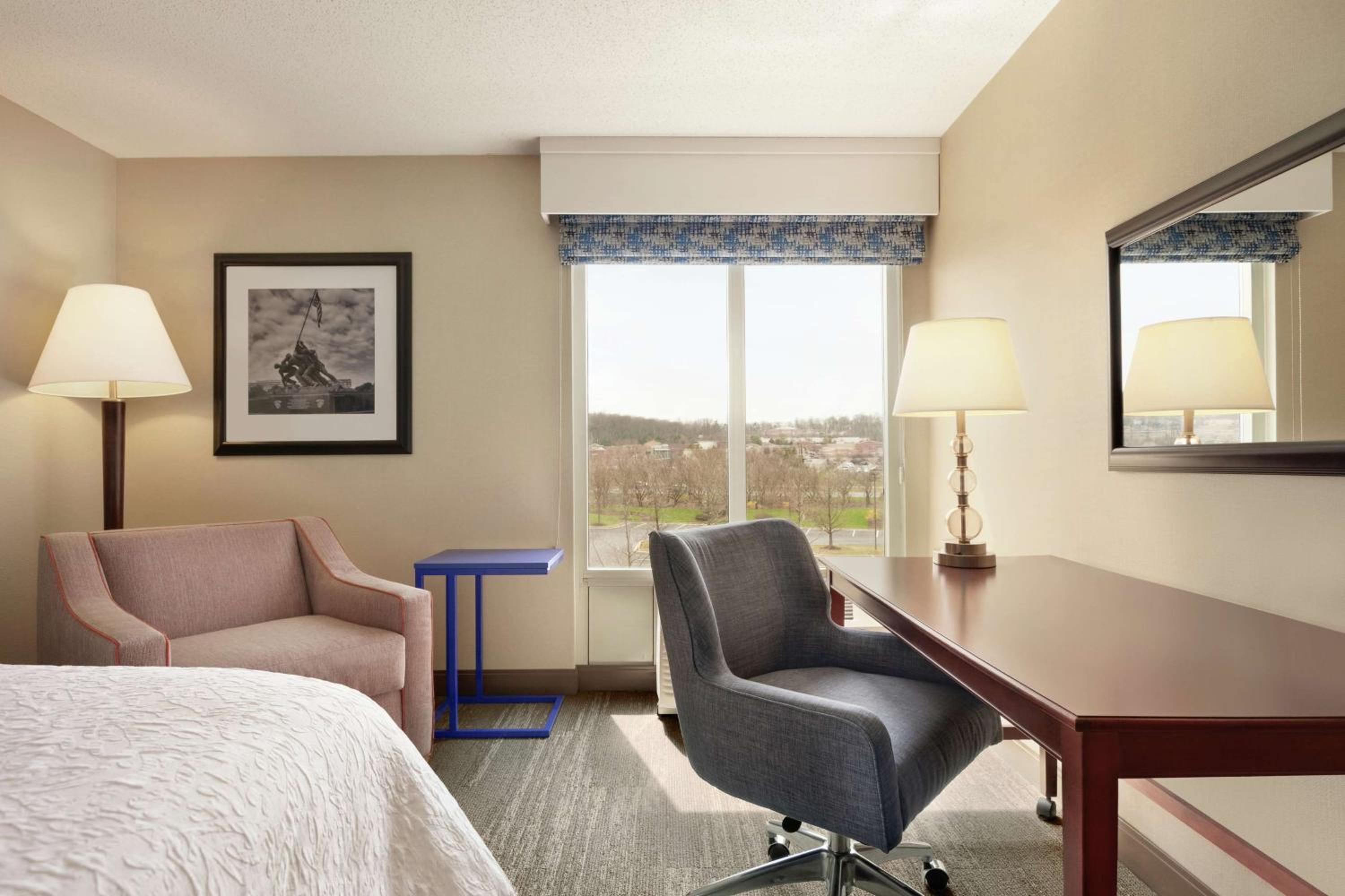 King Room with King Bed - Non-Smoking - Photo 4