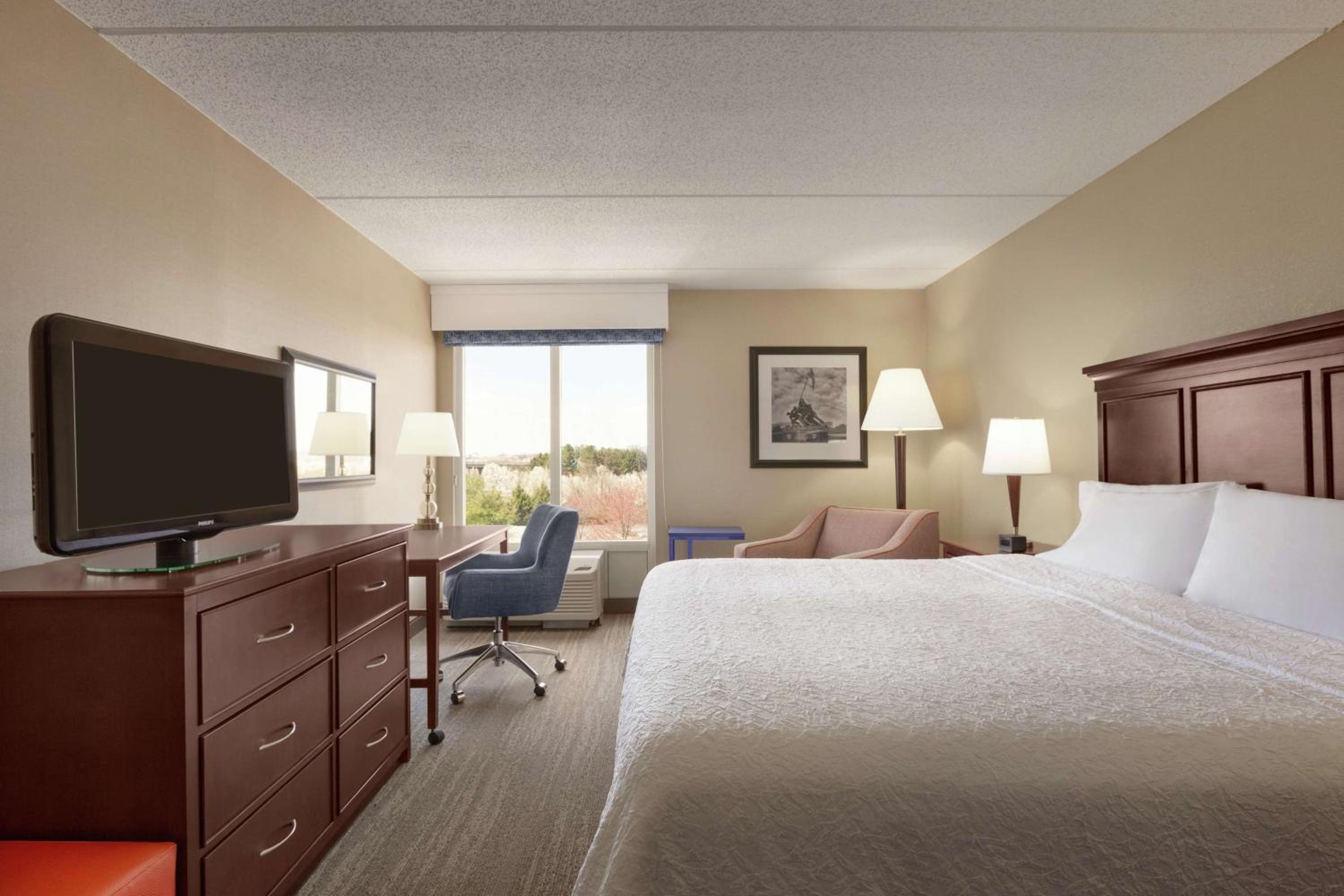 Deluxe King Room - Non-Smoking - Photo 3