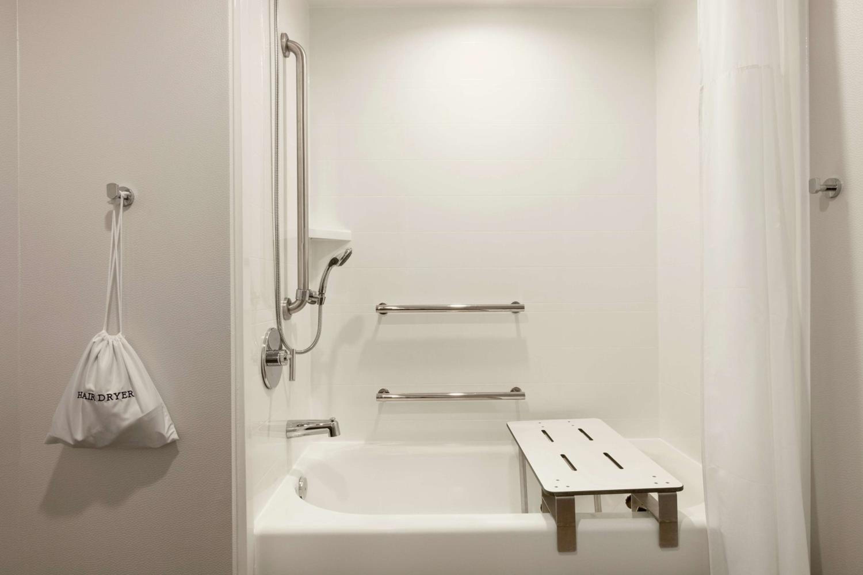 King Room with Accessible Tub - Mobility and Hearing Access/Non-Smoking - Photo 2