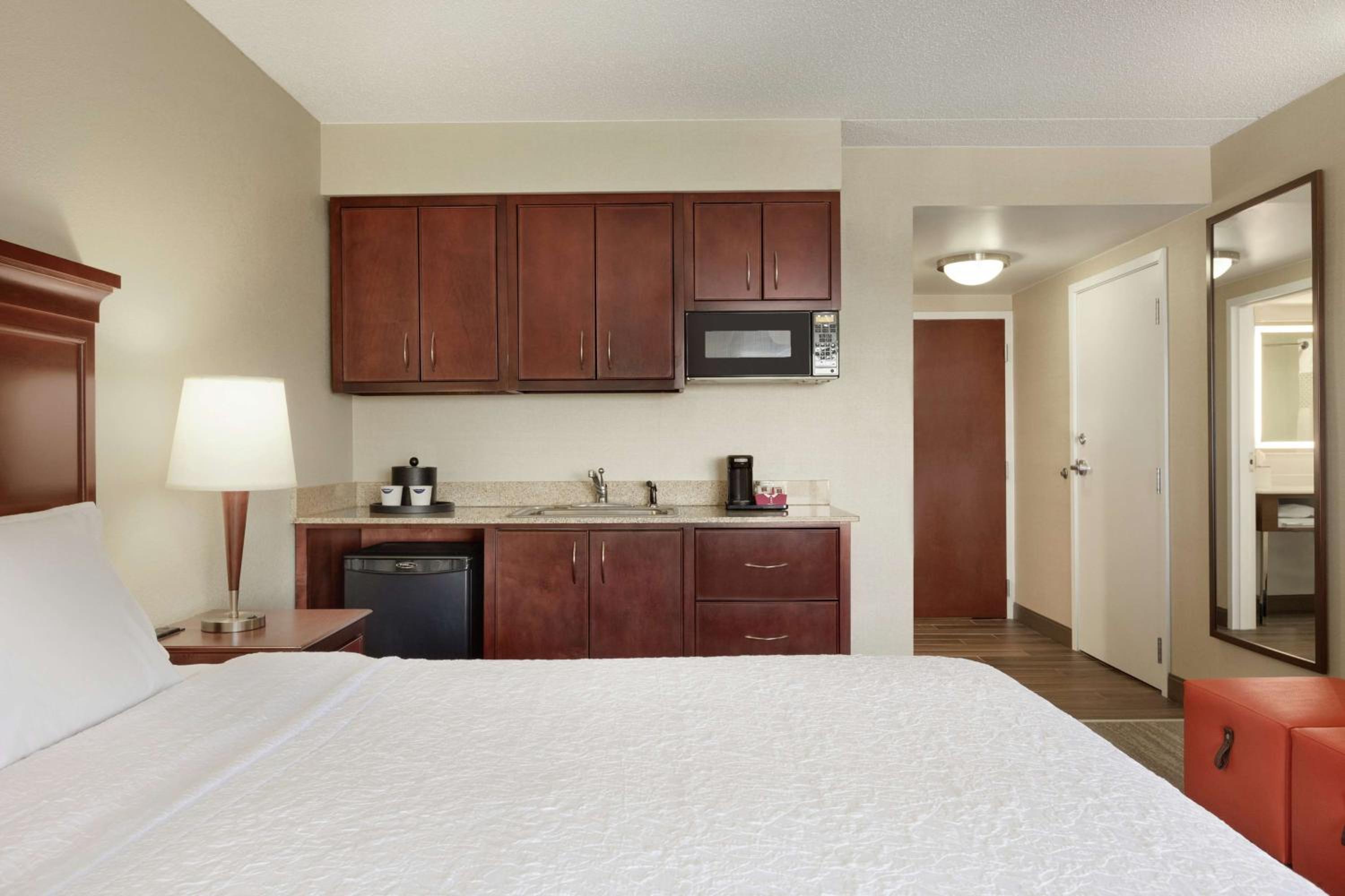 Deluxe King Room - Non-Smoking - Photo 2