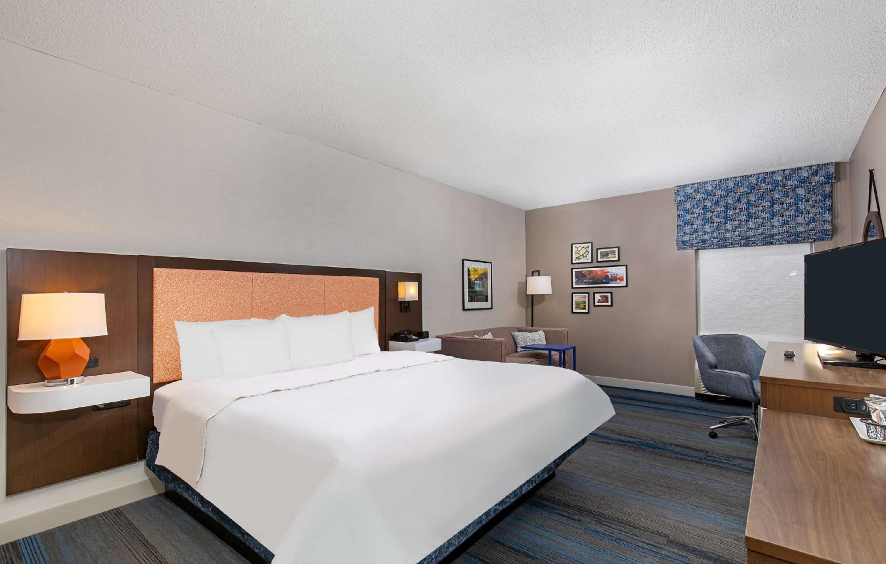 King Room with King Bed - Non-Smoking photo 1