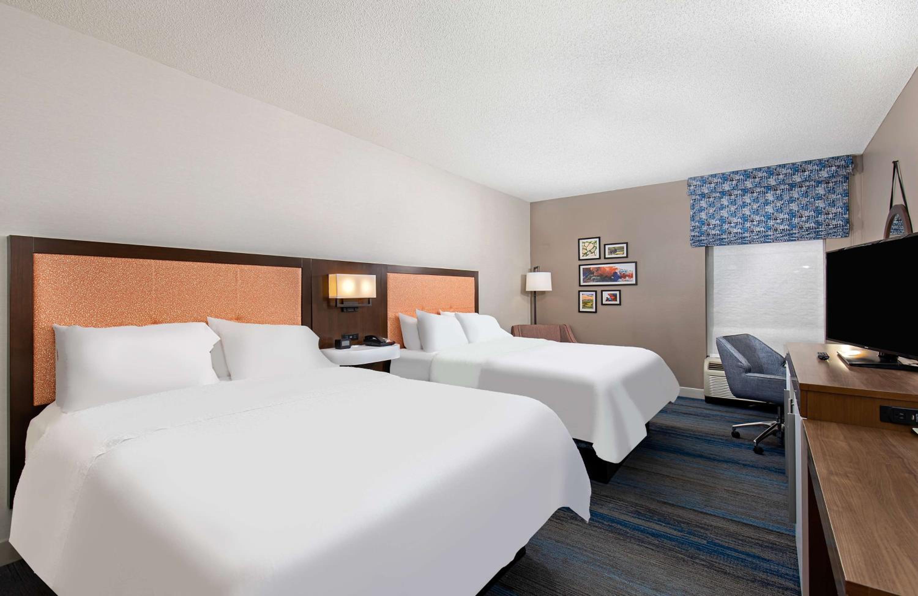Room with Two Queen Beds - Non-Smoking photo 3
