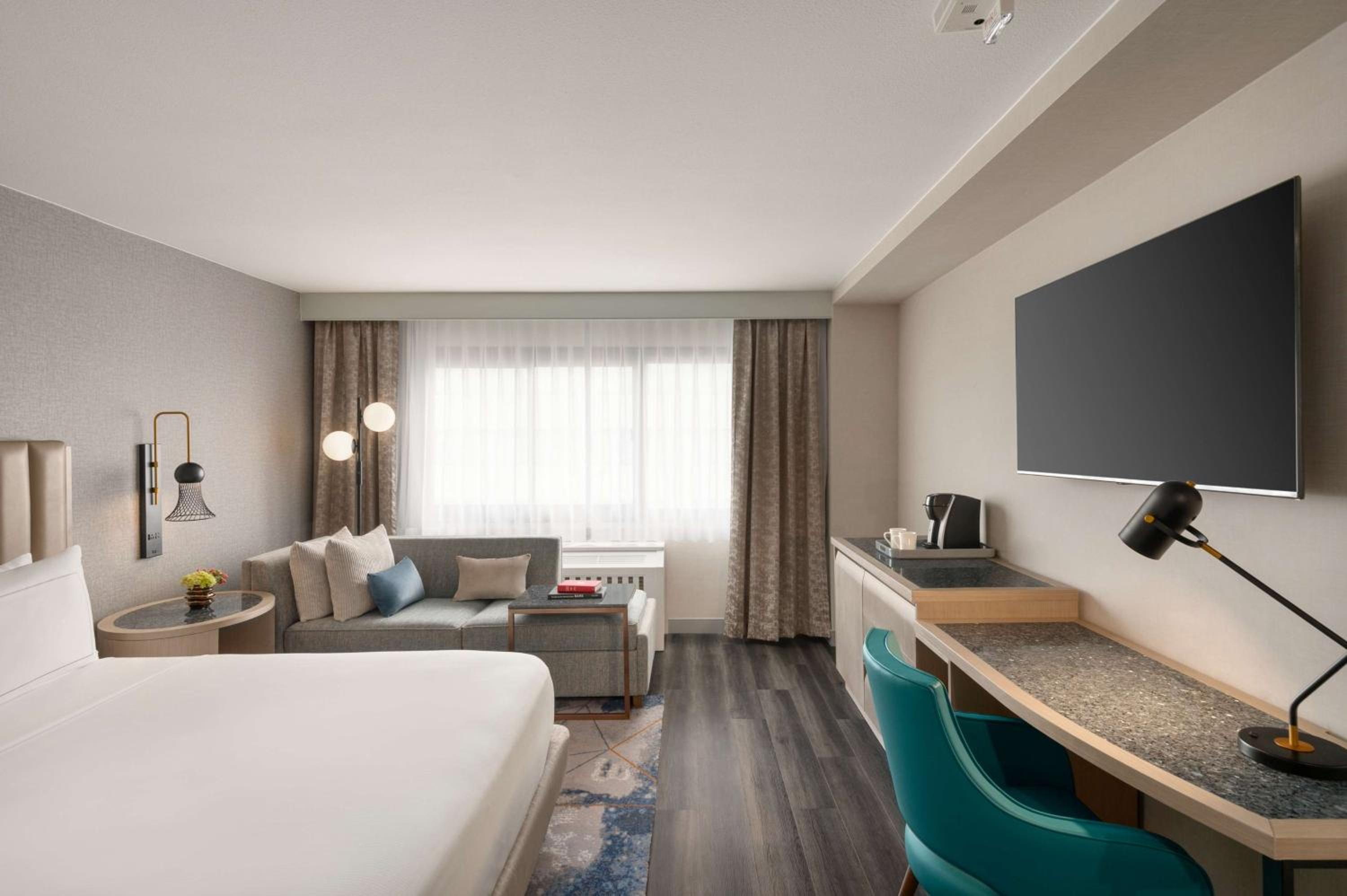 Deluxe King Room - Mobility/Hearing Accessible - Photo 4