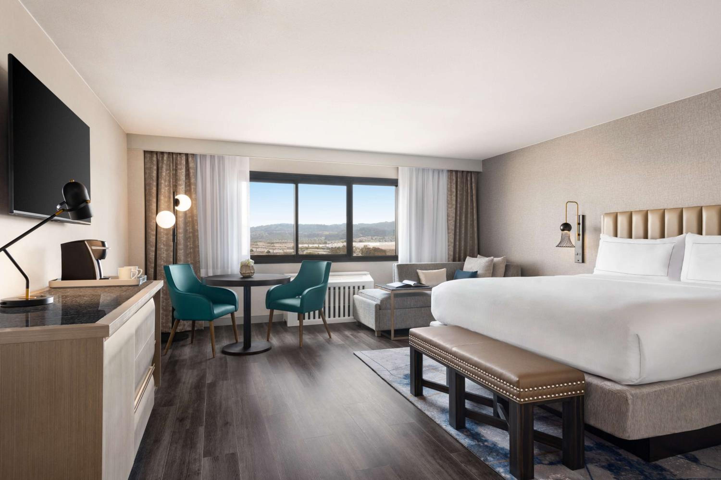 Deluxe King Room - Photo 1