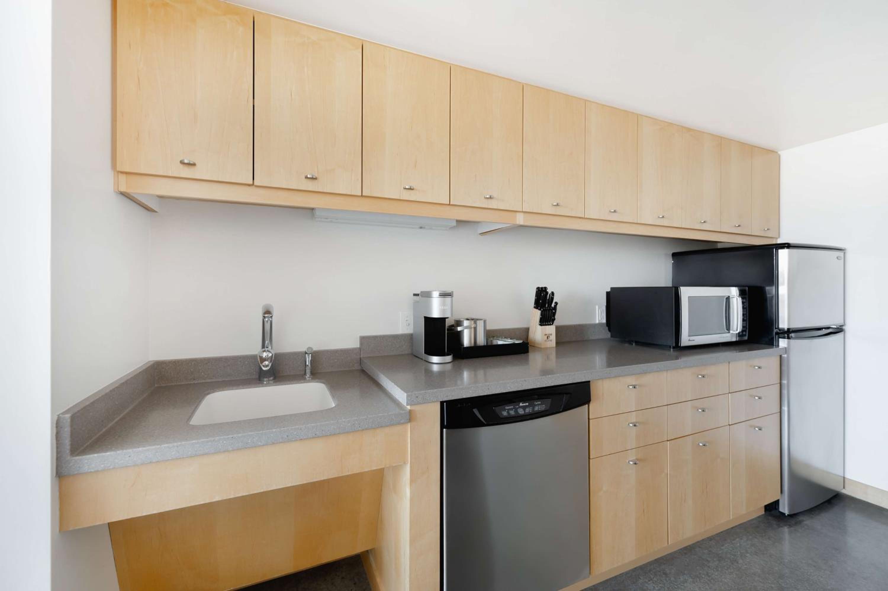 Queen Room with Two Queen Beds and Kitchenette photo 2