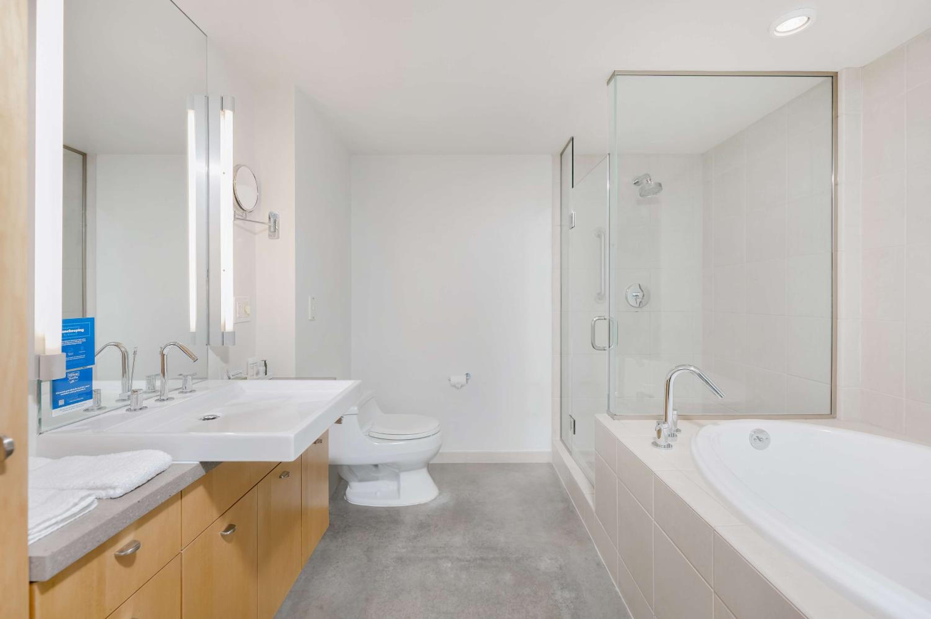 Queen Room with Two Queen Beds and Kitchenette photo 3