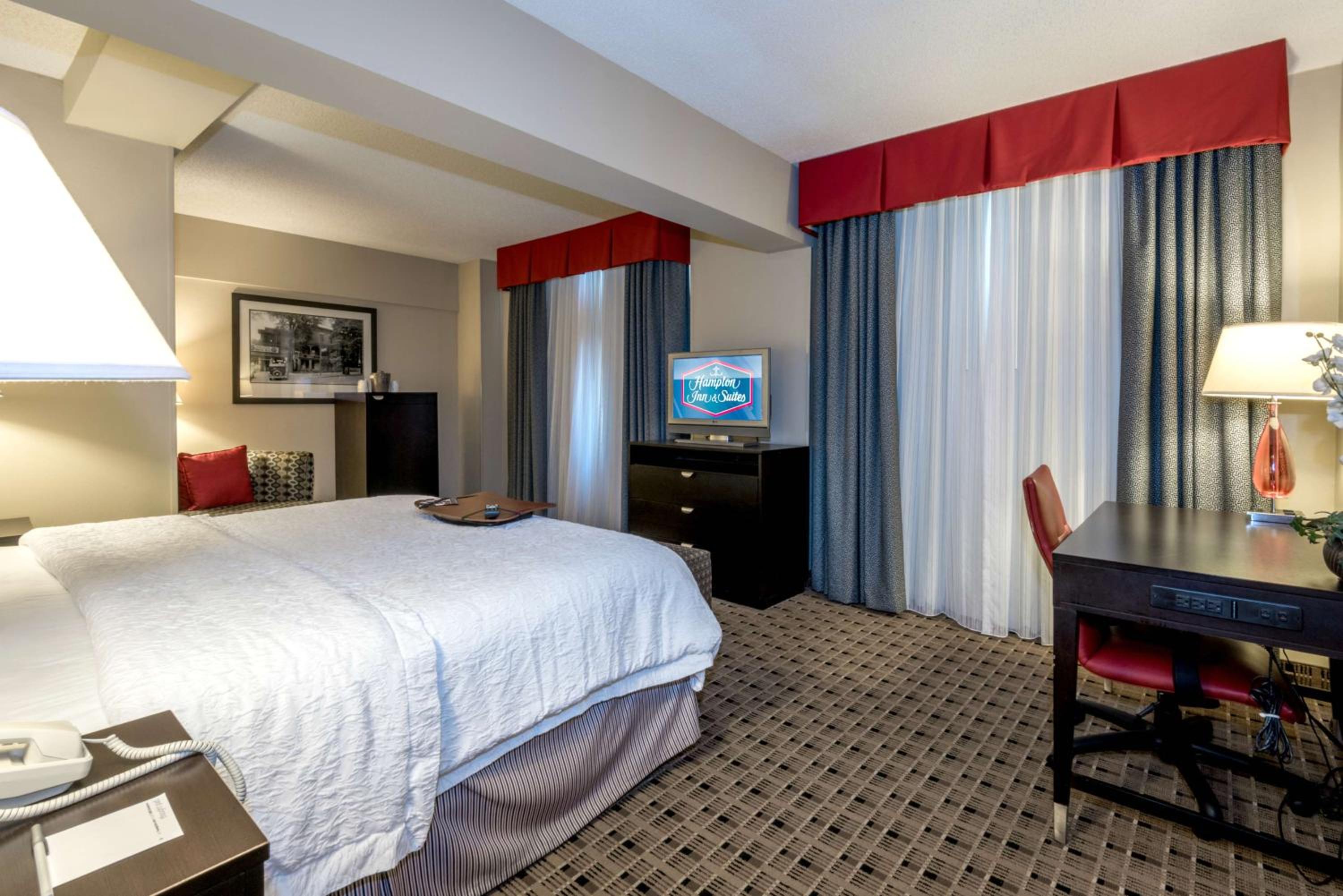 Deluxe King Room - Non-Smoking - Photo 1