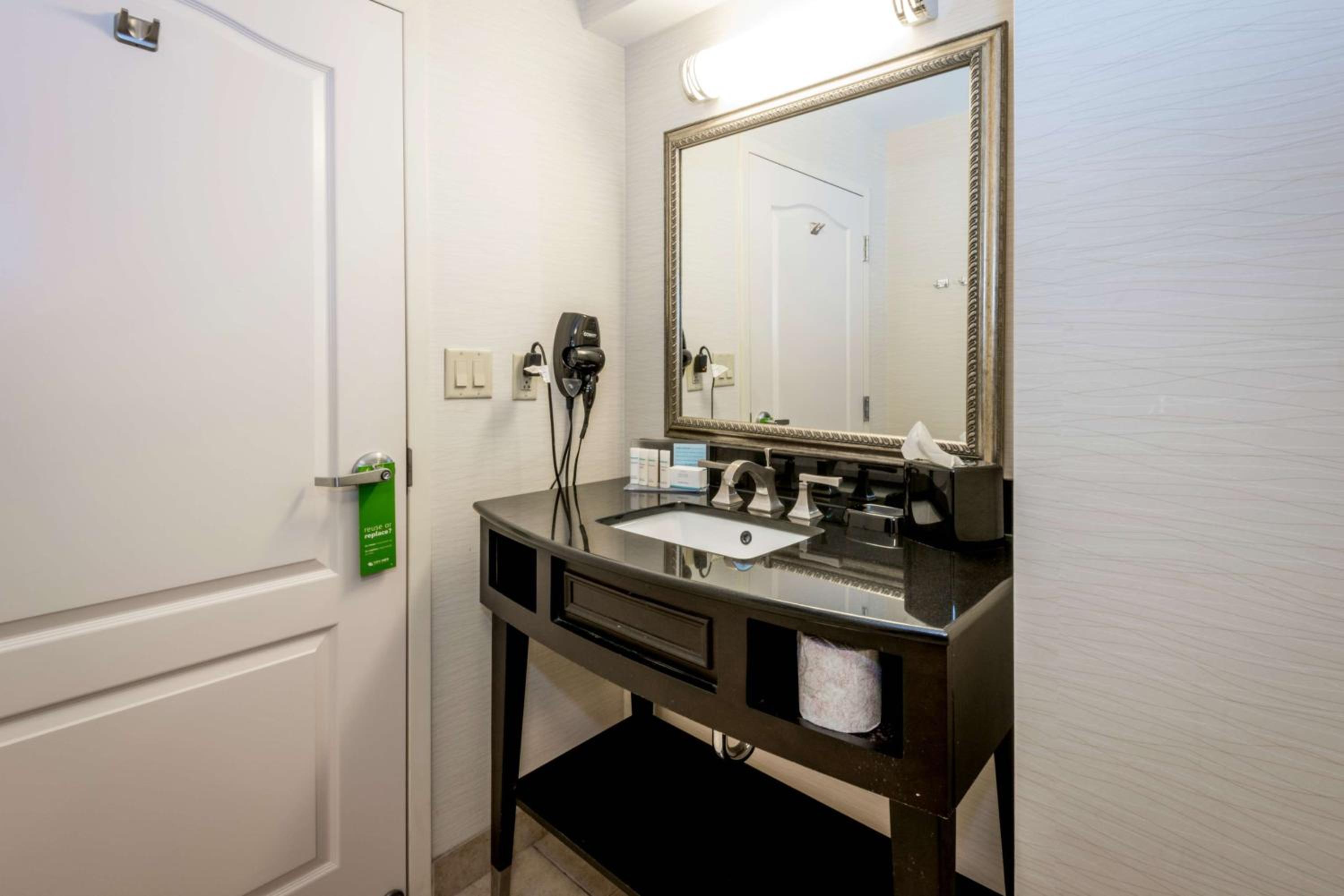 Deluxe King Room - Non-Smoking - Photo 3