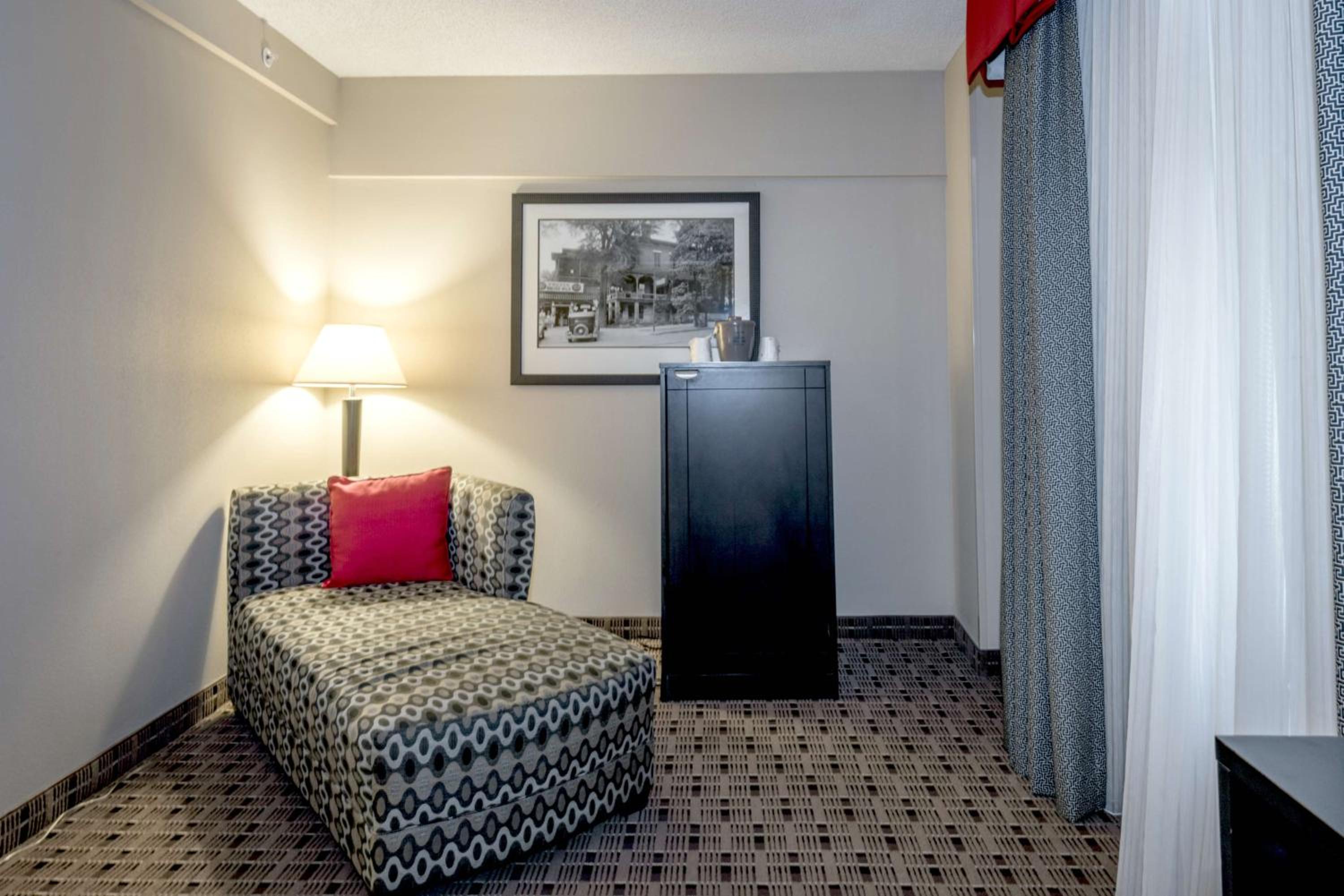 Deluxe King Room - Non-Smoking - Photo 4