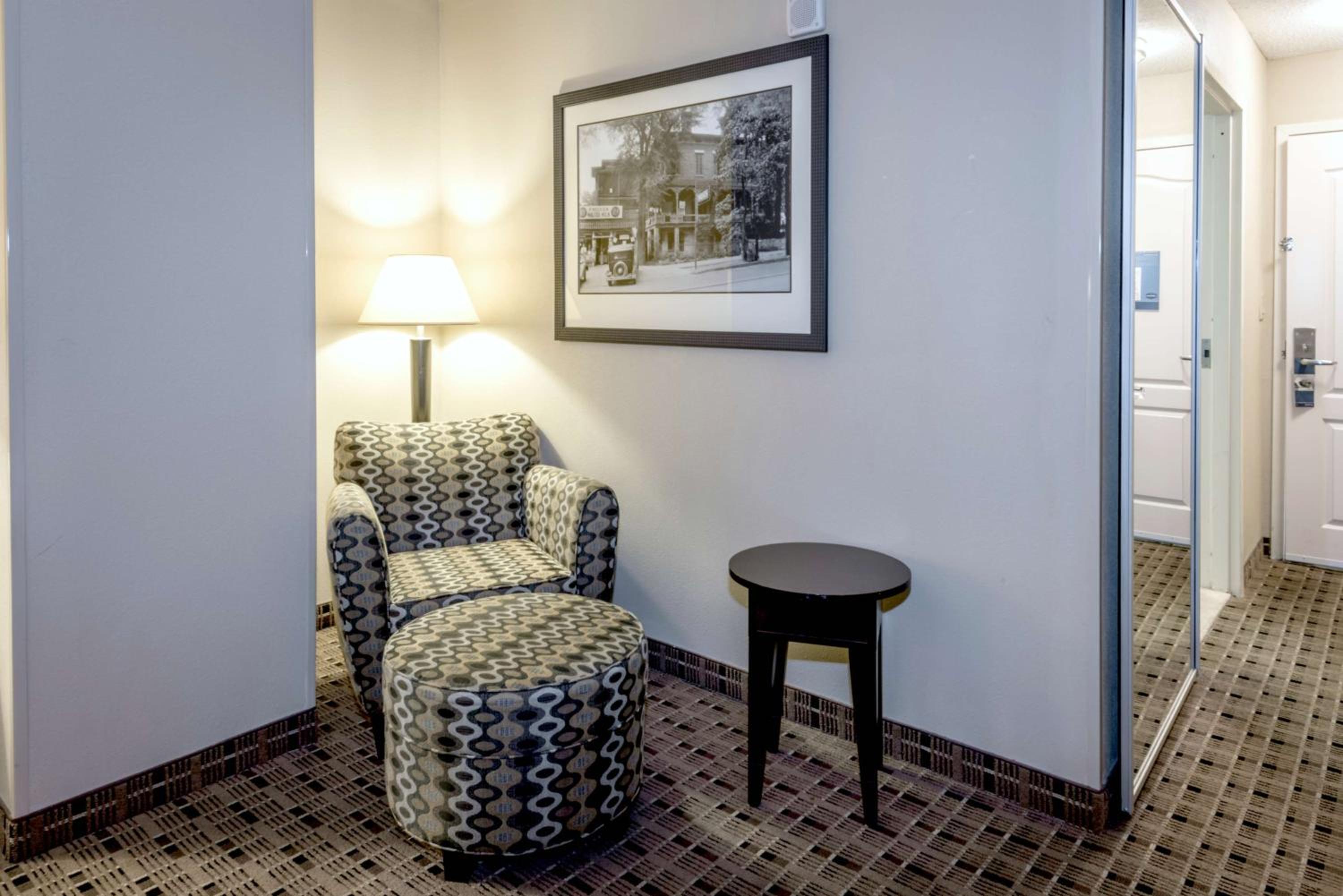 King Room with King Bed - Non-Smoking - Photo 1
