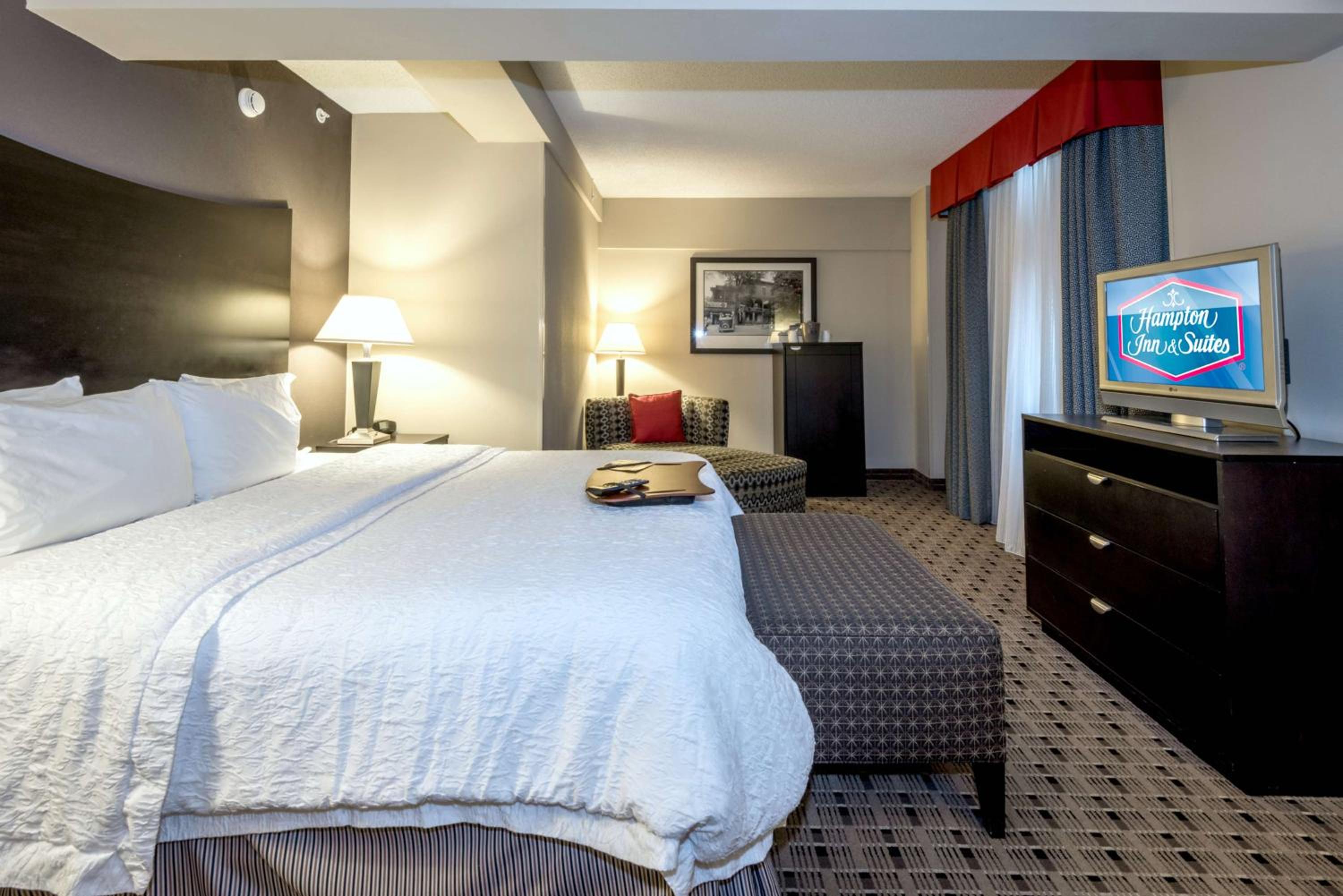 Deluxe King Room - Non-Smoking - Photo 2