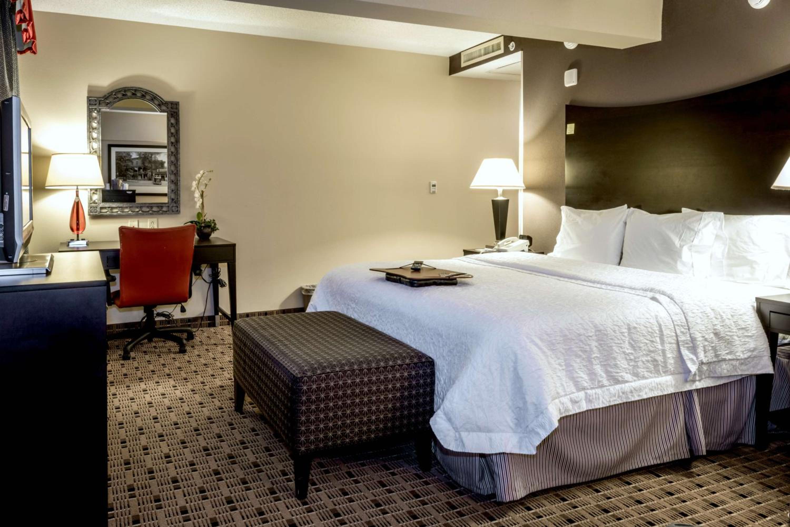 Deluxe King Room - Non-Smoking - Photo 5
